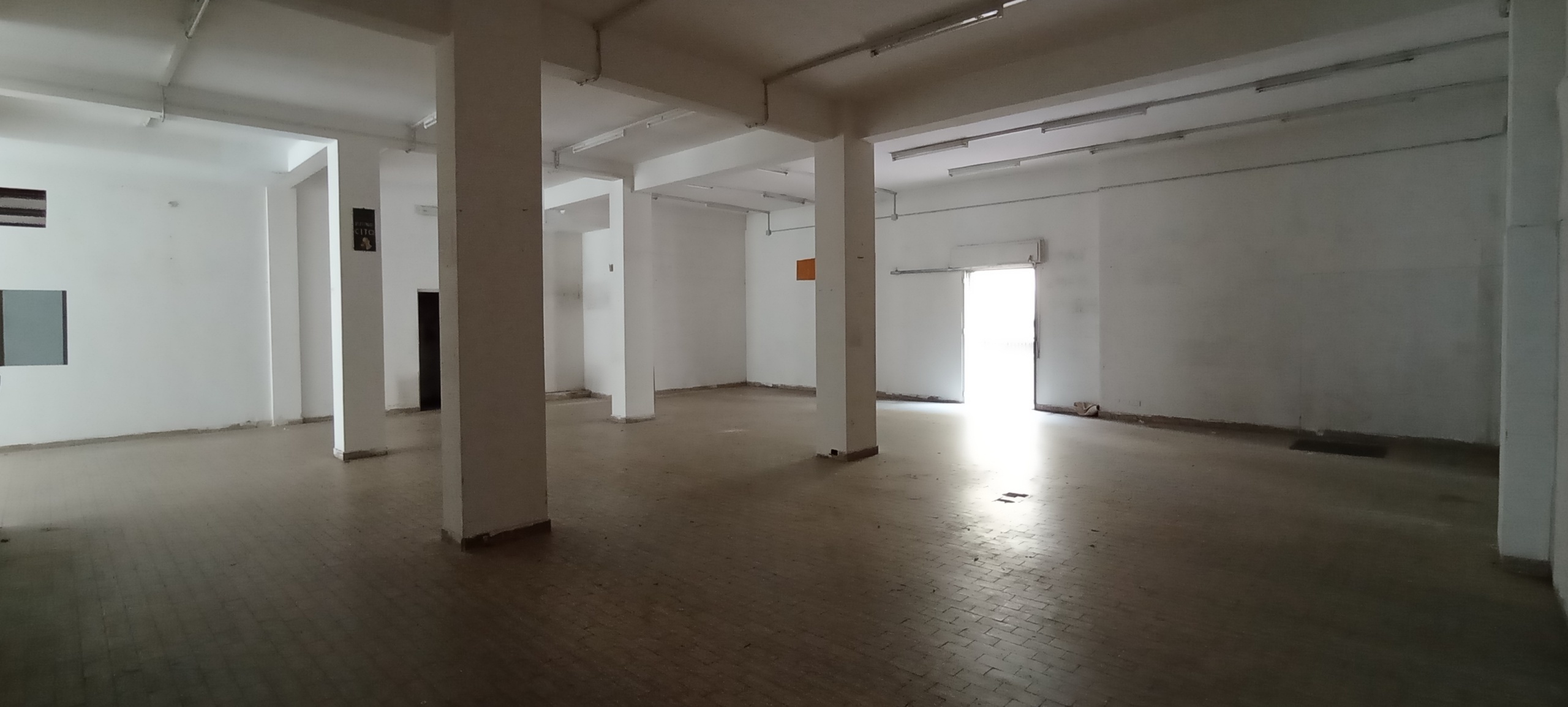 Immagine 5 di Locale commerciale in affitto  a Ragusa