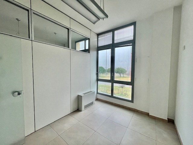 Immagine 22 di Ufficio in vendita  a Cesena