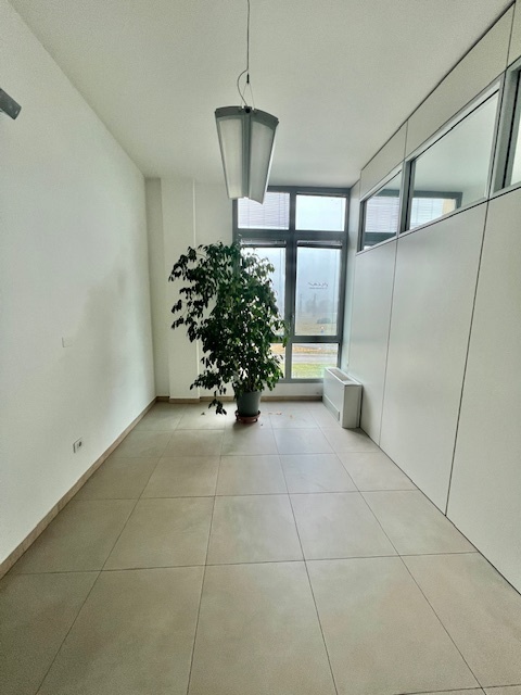 Immagine 14 di Ufficio in vendita  a Cesena