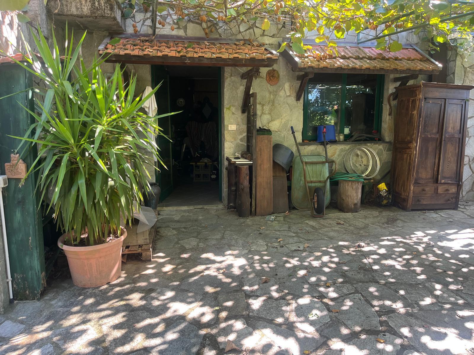 Immagine 13 di Villa in vendita  in Via Salvatore Gatti 19 a Castiglione Chiavarese