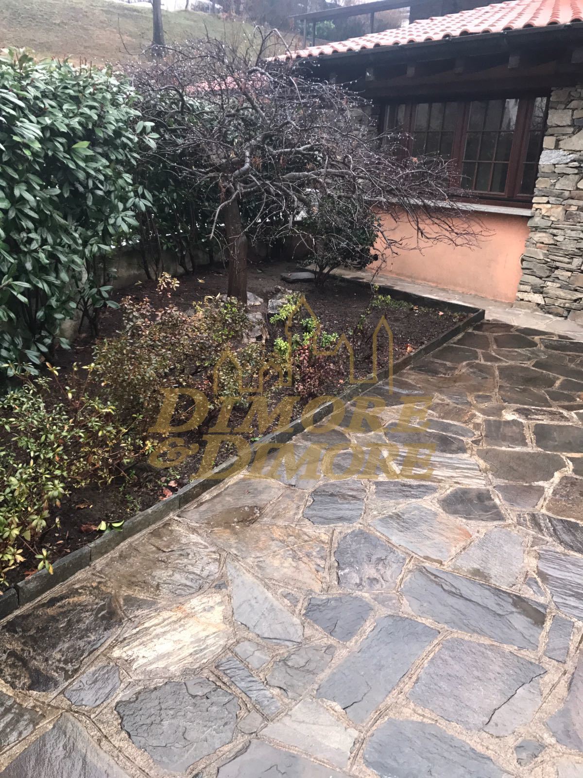 Immagine 11 di Villa in vendita  a Luino