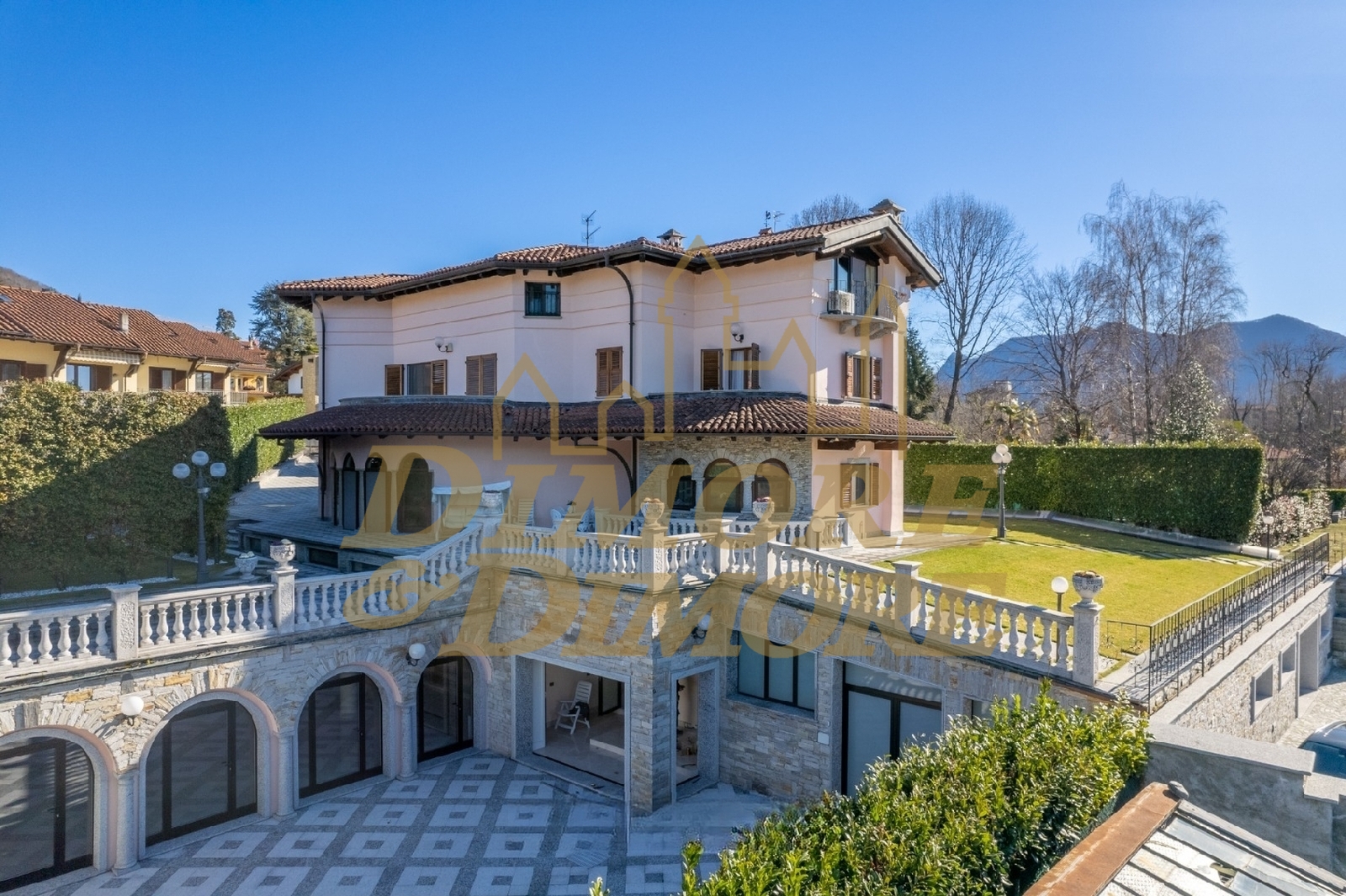 Immagine 2 di Villa in vendita  a Verbania