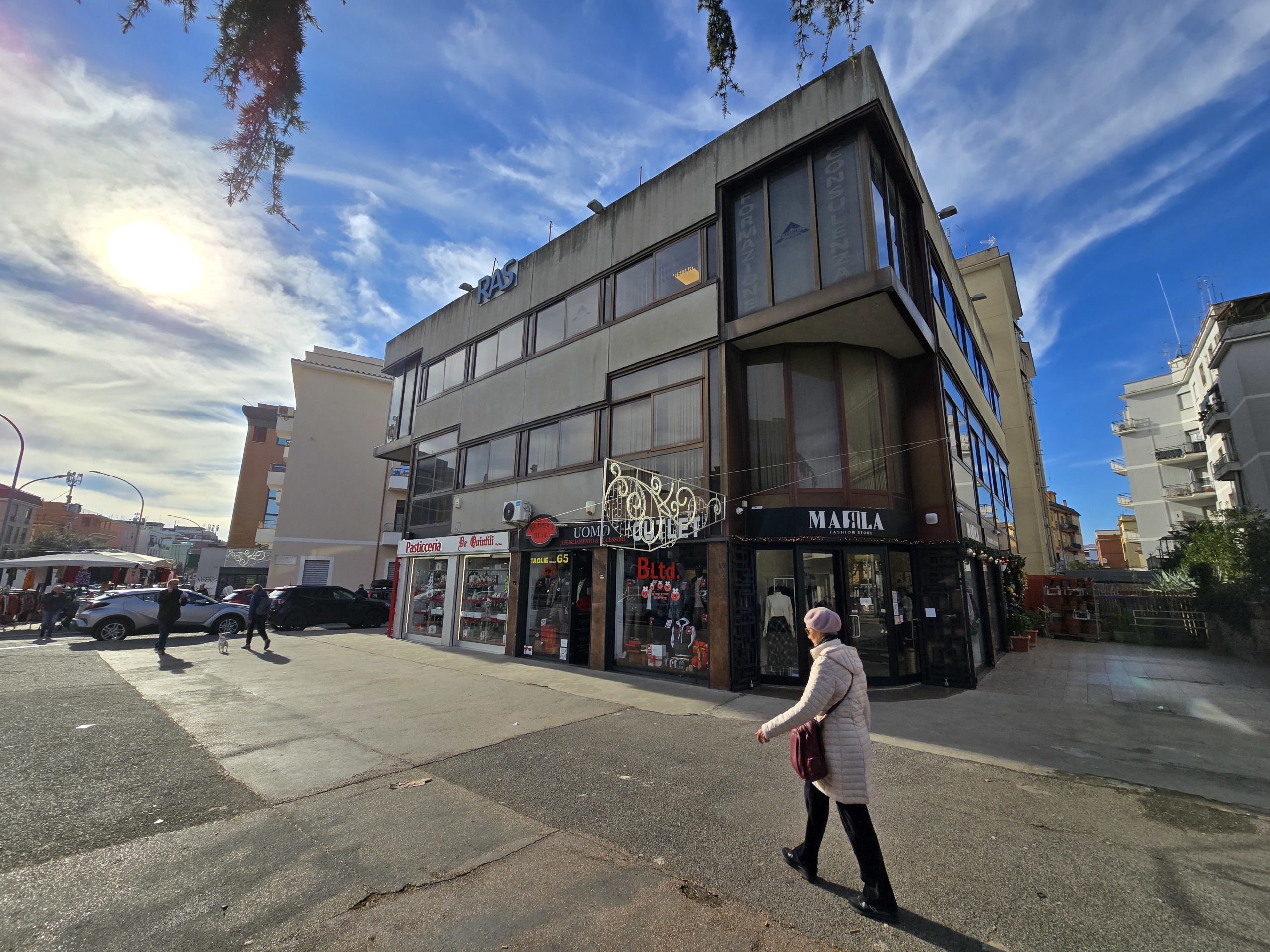 Immagine 12 di Palazzo in vendita  in Via degli Abeti 29 a Roma