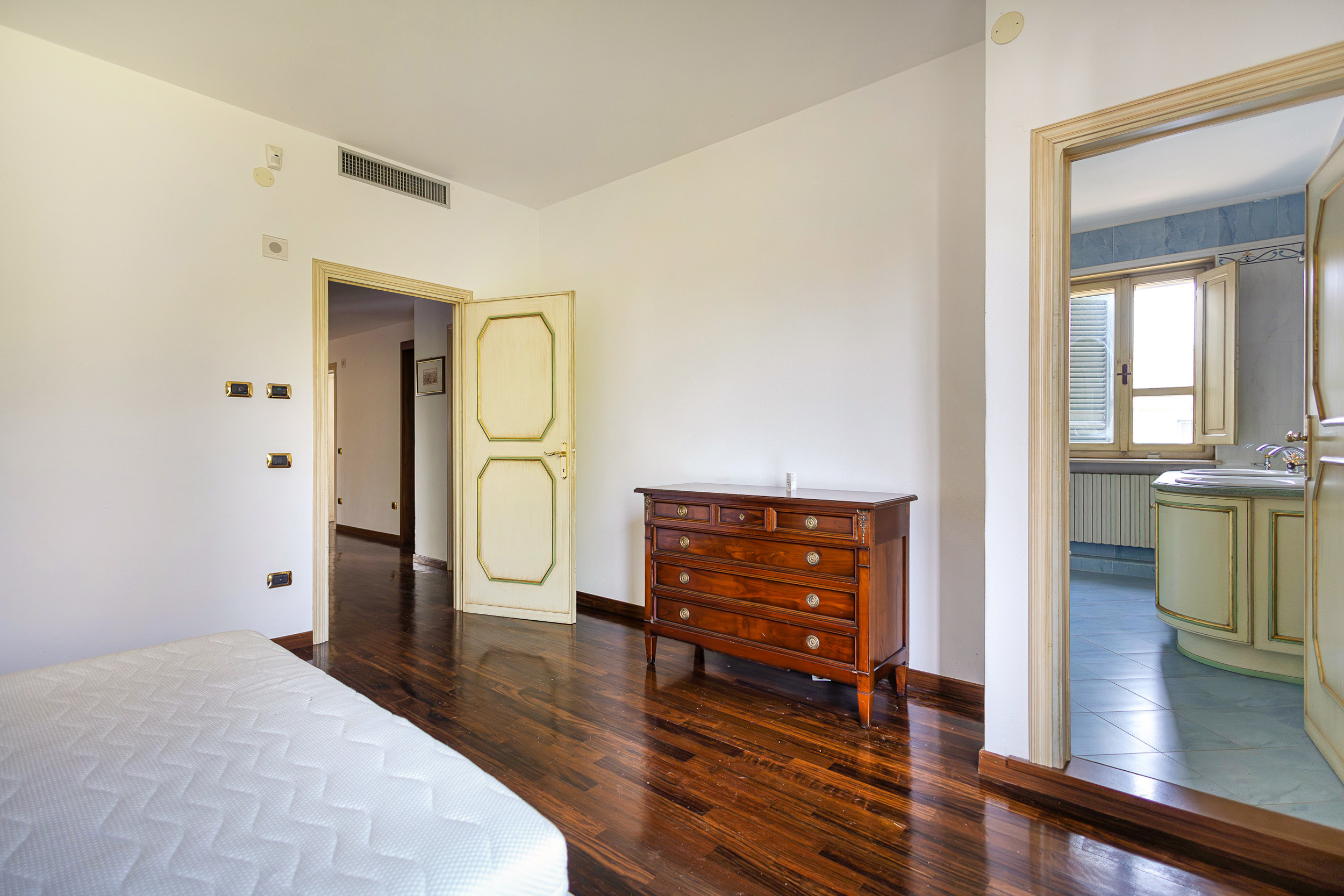 Immagine 21 di Villa in vendita  a Pisa