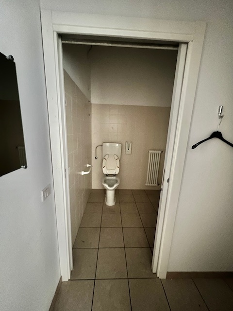 Immagine 10 di Ufficio in vendita  a Cesena