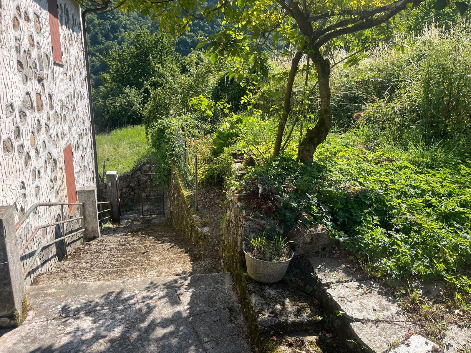 Immagine 3 di Porzione di casa in vendita  in Via IV Novembre 20 a Maissana