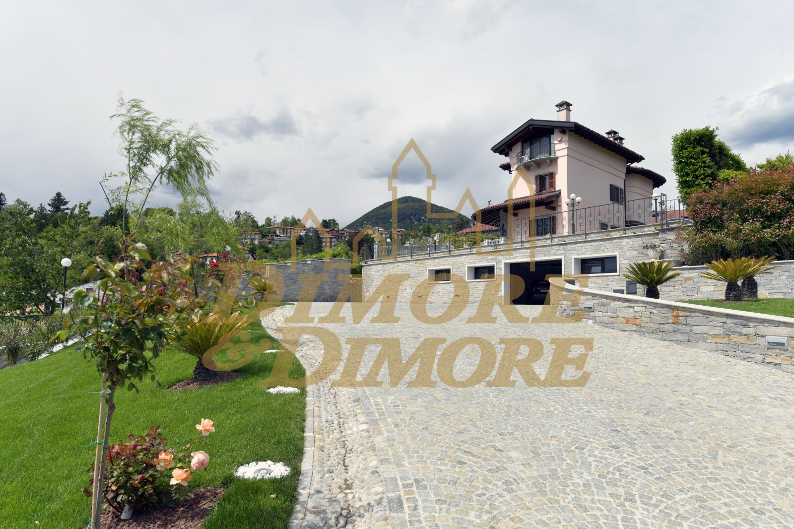 Immagine 19 di Villa in vendita  a Verbania