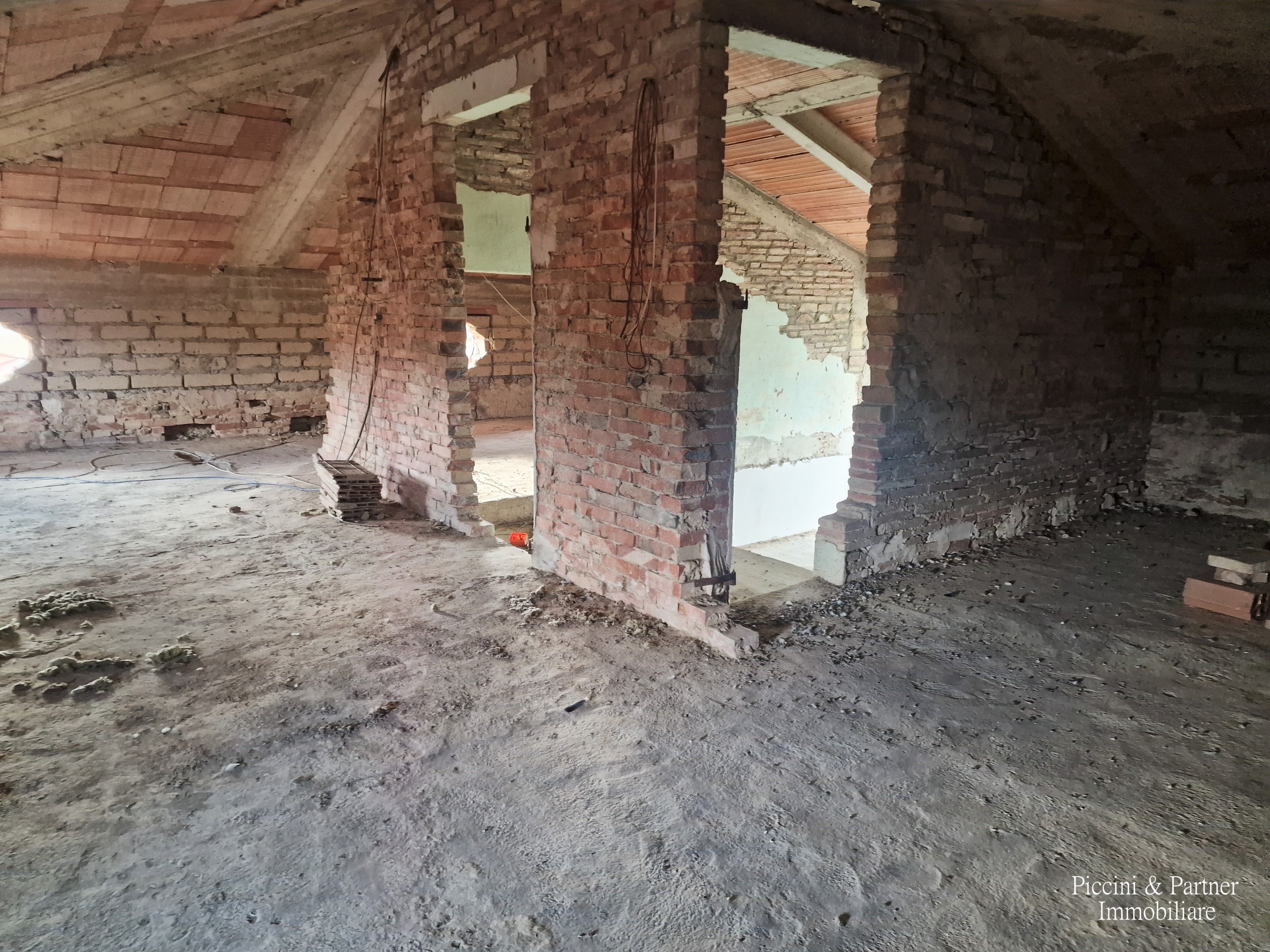 Immagine 38 di Pentalocale in vendita  in Via dei Partigiani 57 a Castiglione Del Lago