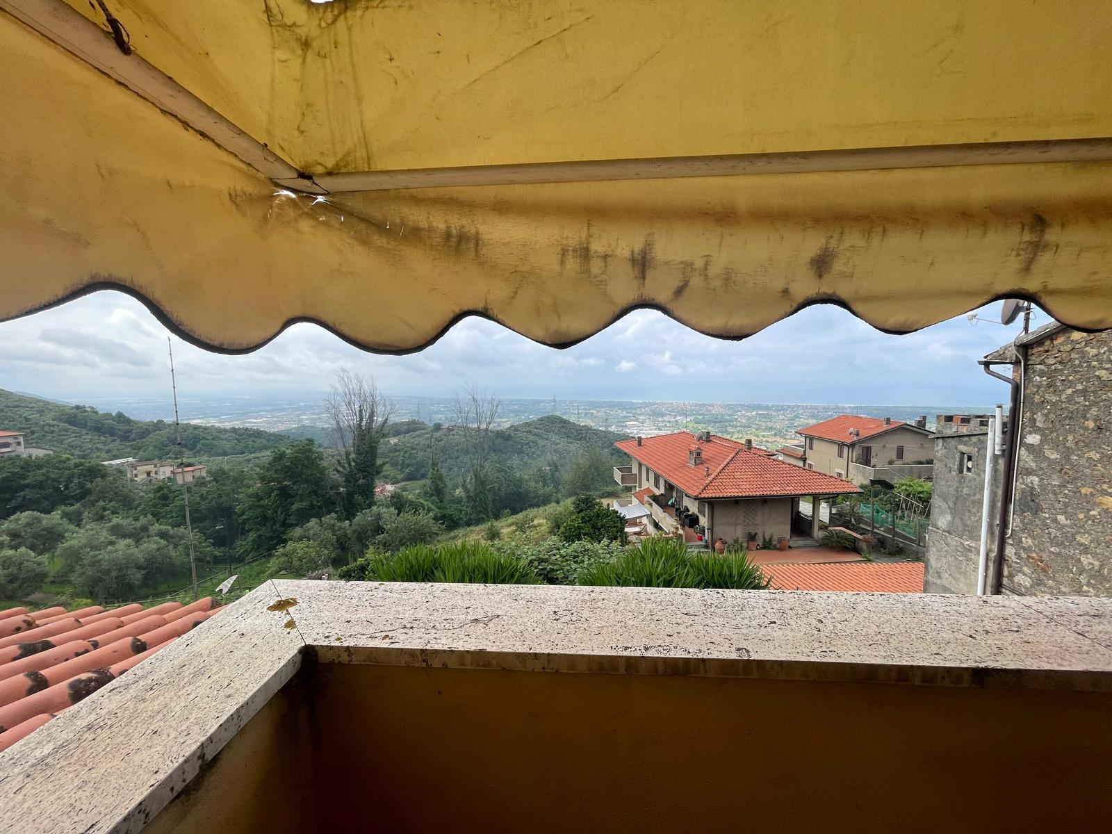 Immagine 50 di Porzione di casa in vendita  a Pietrasanta