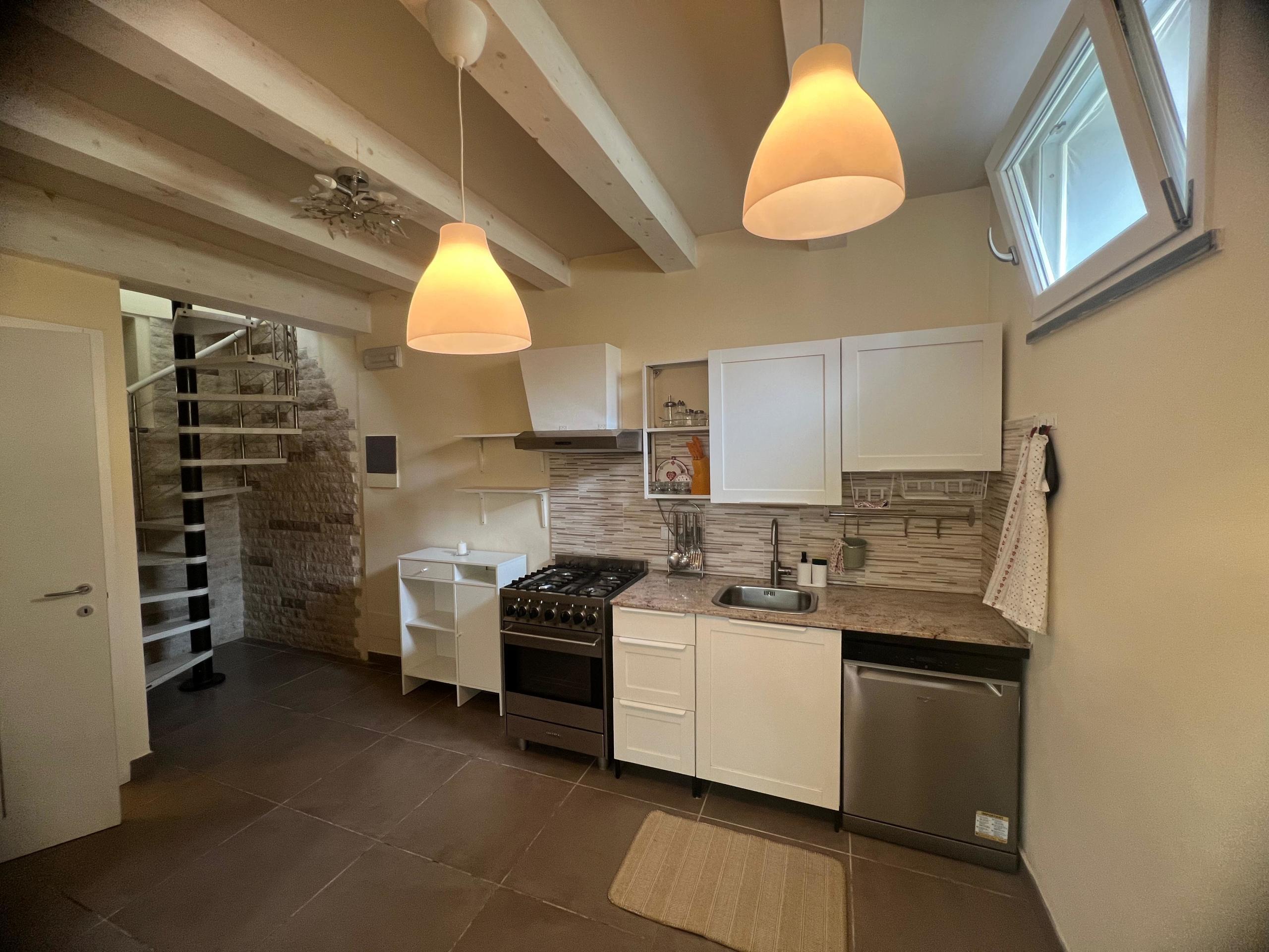 Immagine 6 di Porzione di casa in affitto  a Seravezza