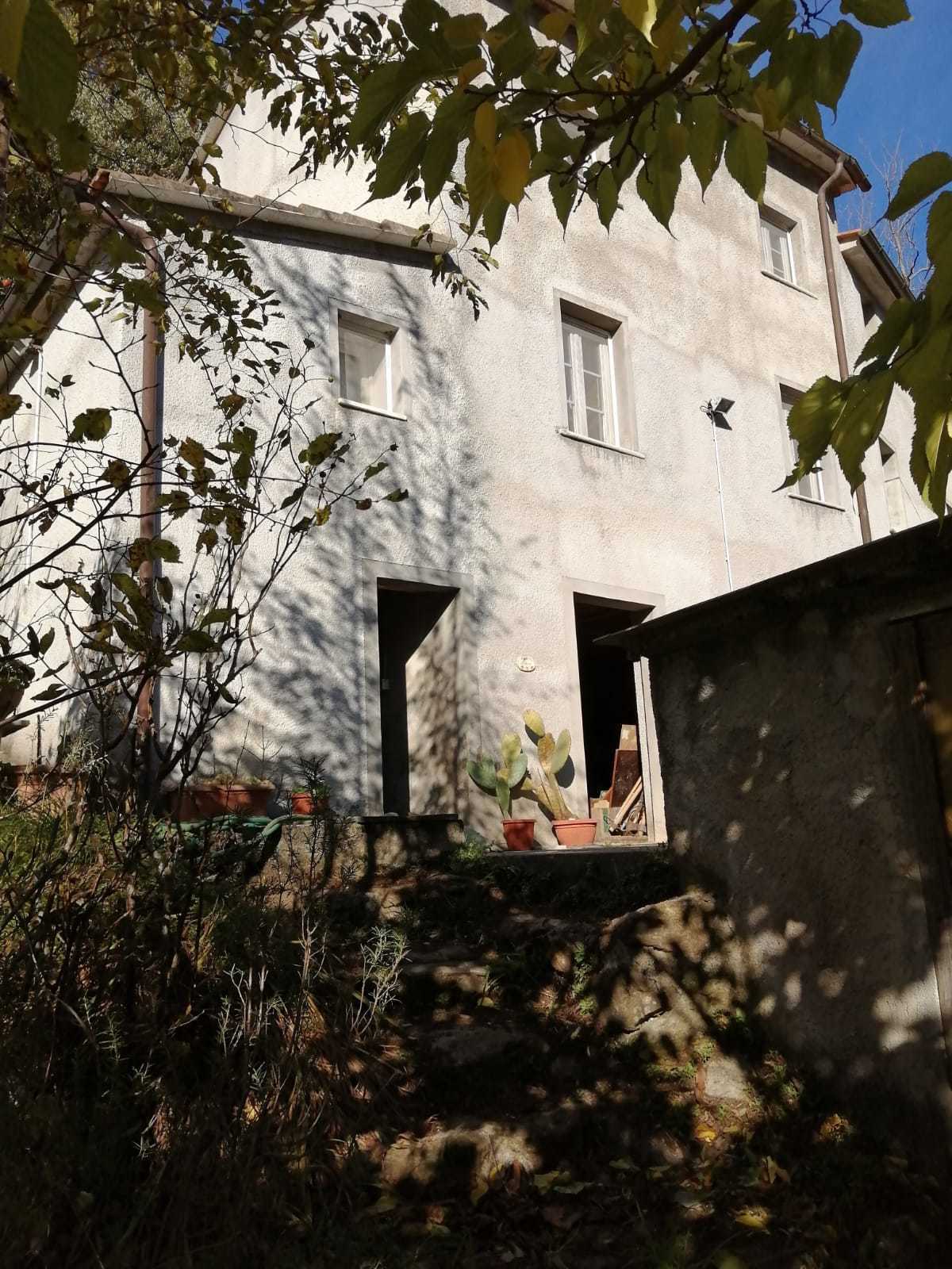 Immagine 28 di Porzione di casa in vendita  a Seravezza