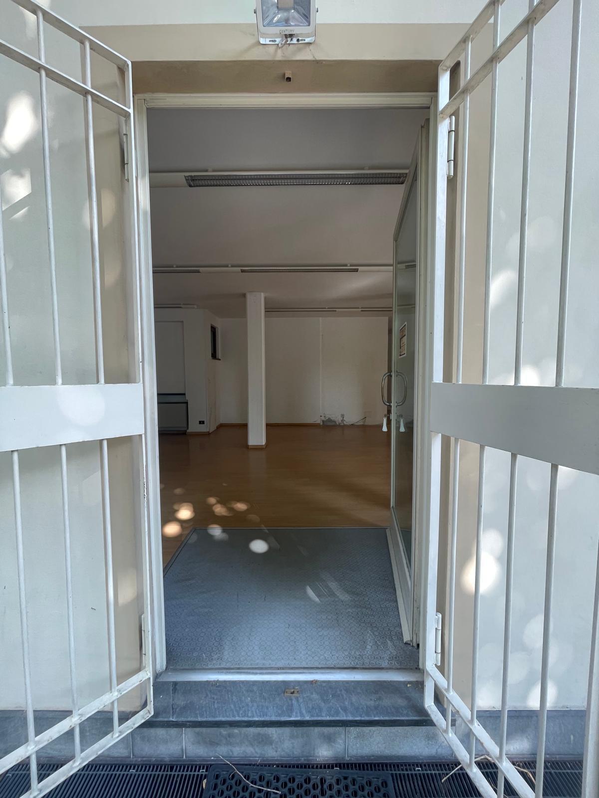 Immagine 2 di Capannone industriale in affitto  a Camaiore