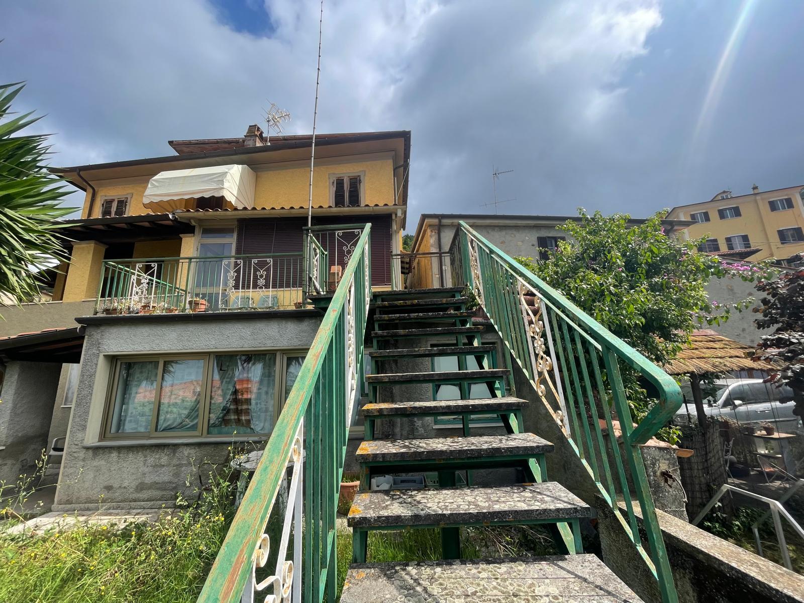 Immagine 8 di Porzione di casa in vendita  a Pietrasanta