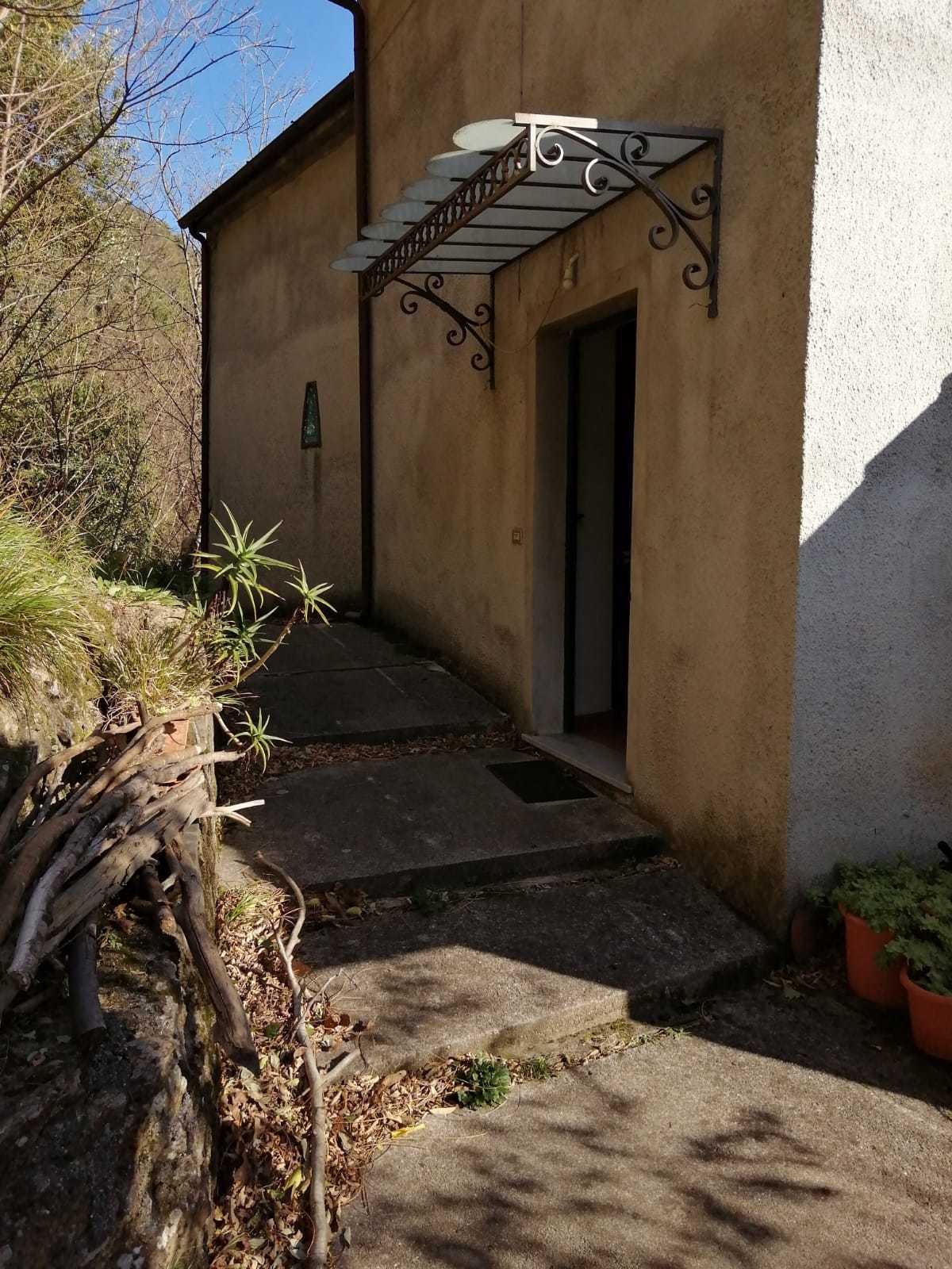 Immagine 18 di Porzione di casa in vendita  a Seravezza