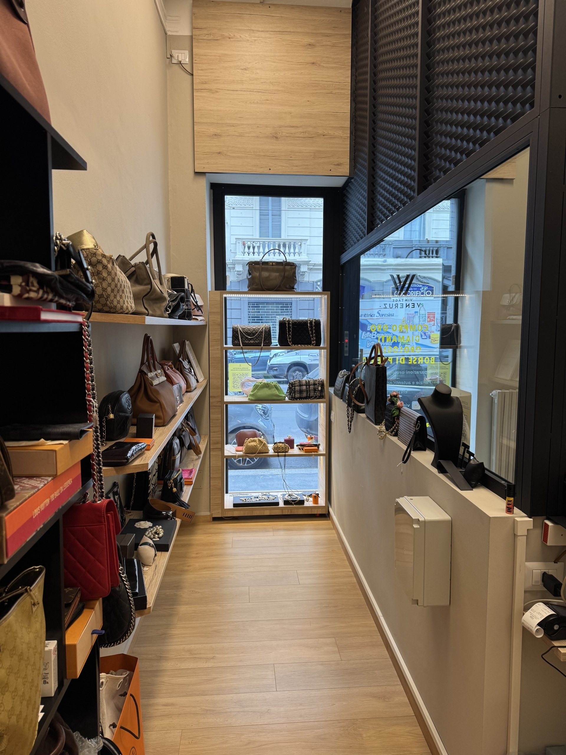 Immagine 2 di Attività commerciale in vendita  in via Plinio 12 a Milano