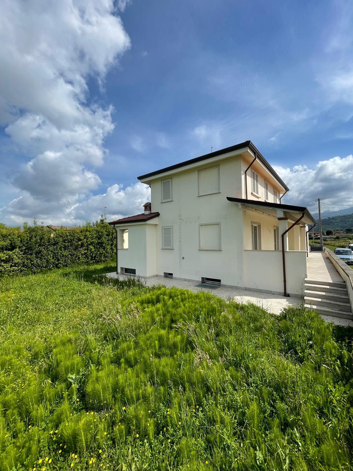 Immagine 1 di Villa in vendita  a Camaiore