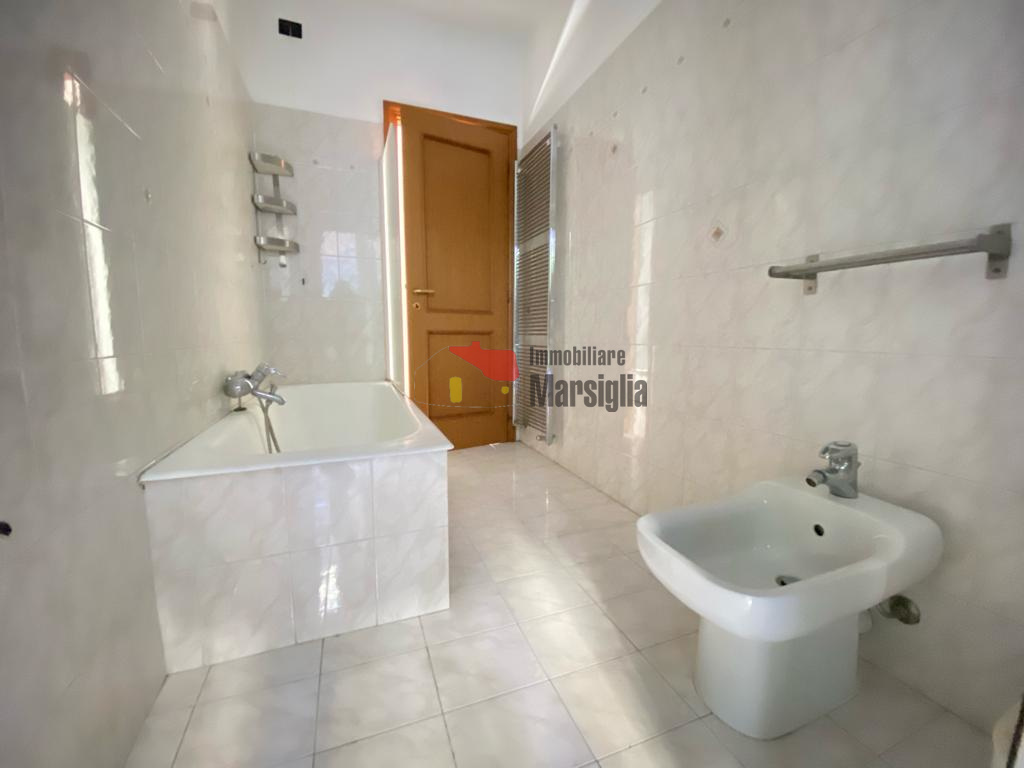 Immagine 19 di Quadrilocale in vendita  in Strada Solaro 88 a San Remo