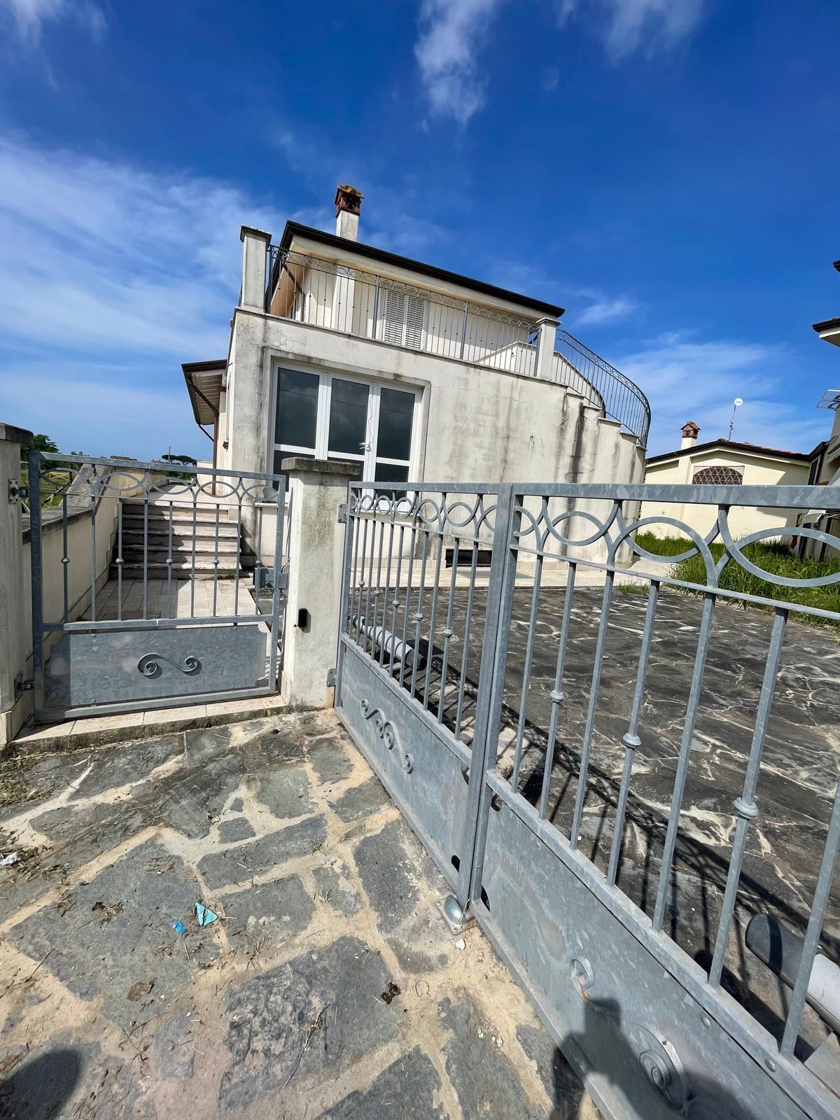 Immagine 8 di Villa in vendita  a Camaiore