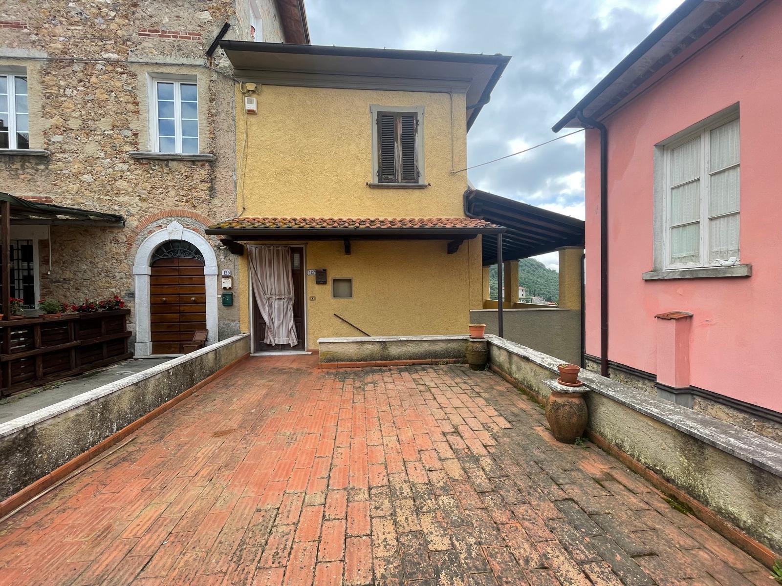 Immagine 67 di Porzione di casa in vendita  a Pietrasanta