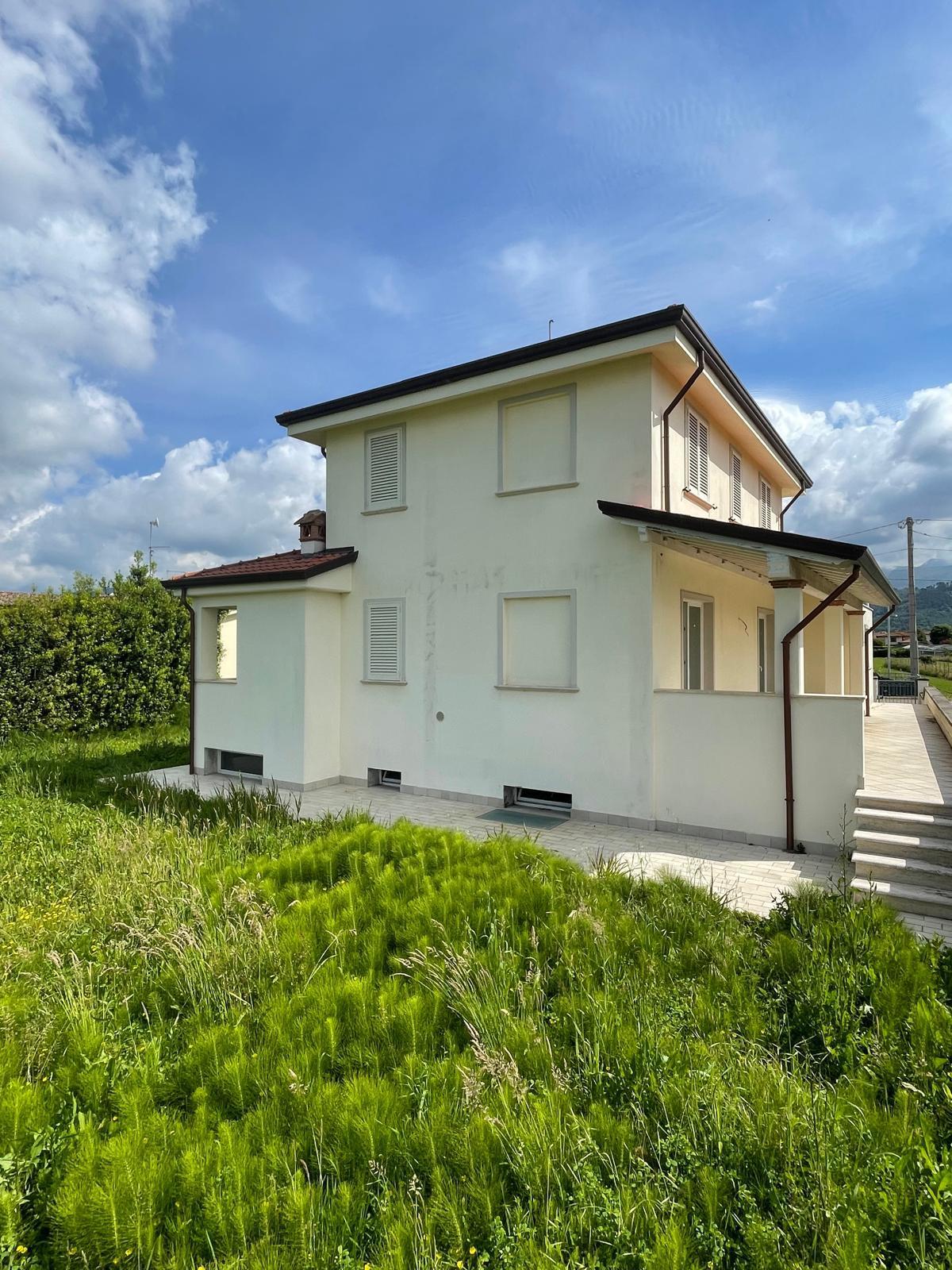 Immagine 49 di Villa in vendita  a Camaiore