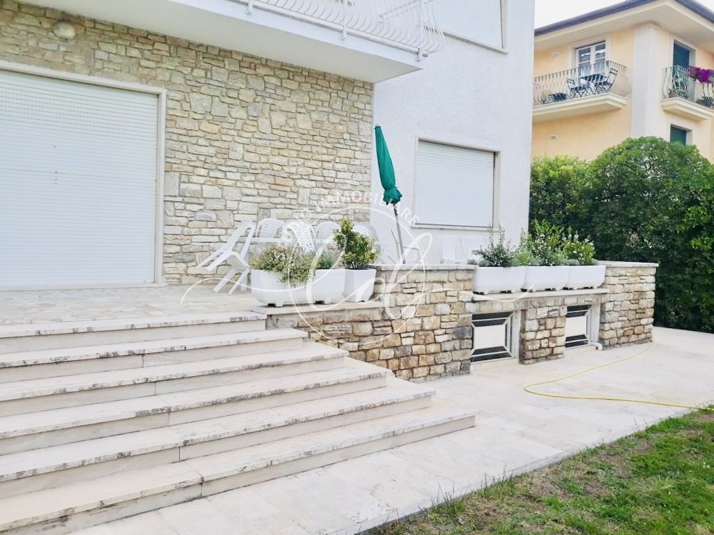 Immagine 4 di Villa in affitto  a Camaiore