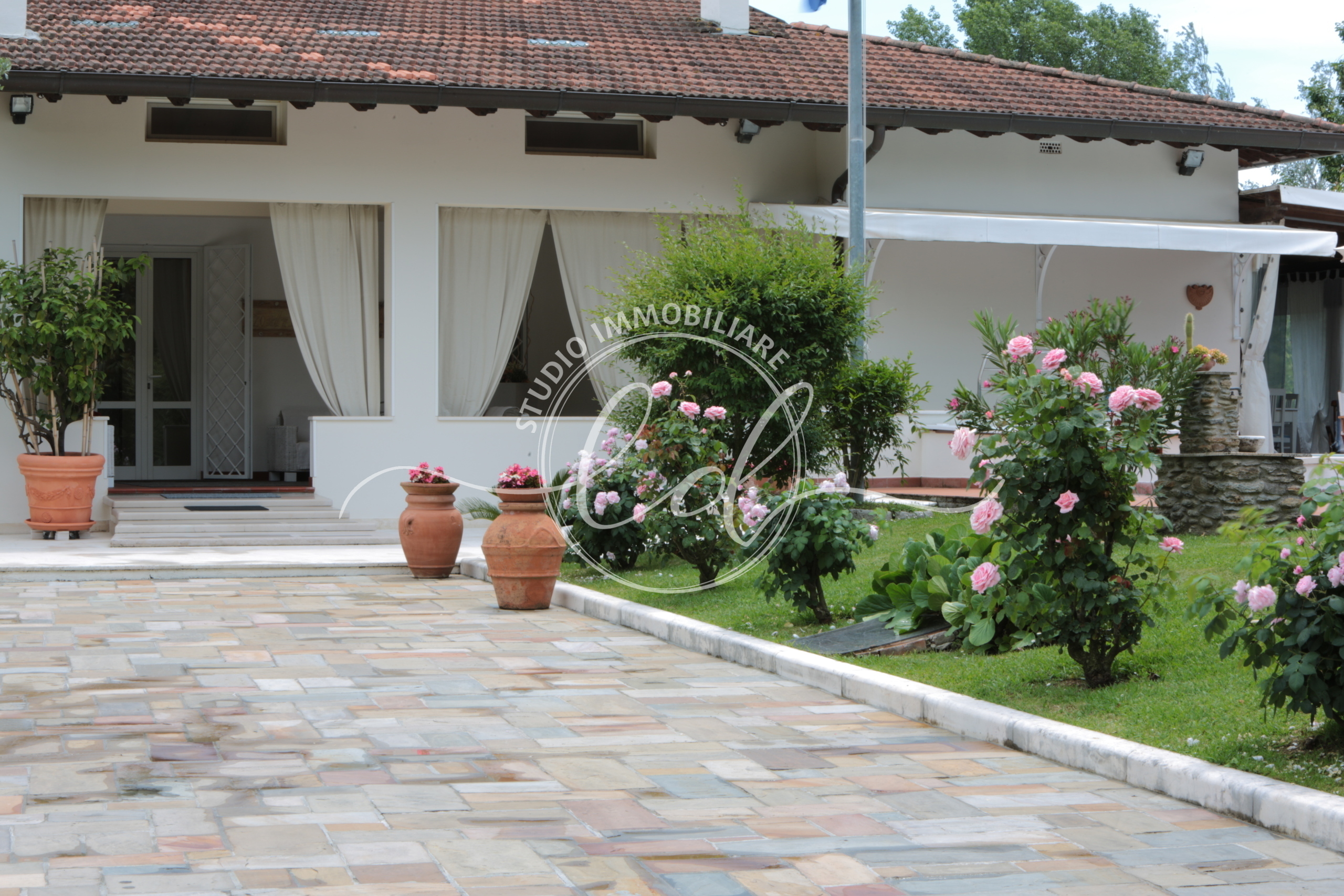 Immagine 43 di Casa indipendente in affitto  a Forte Dei Marmi