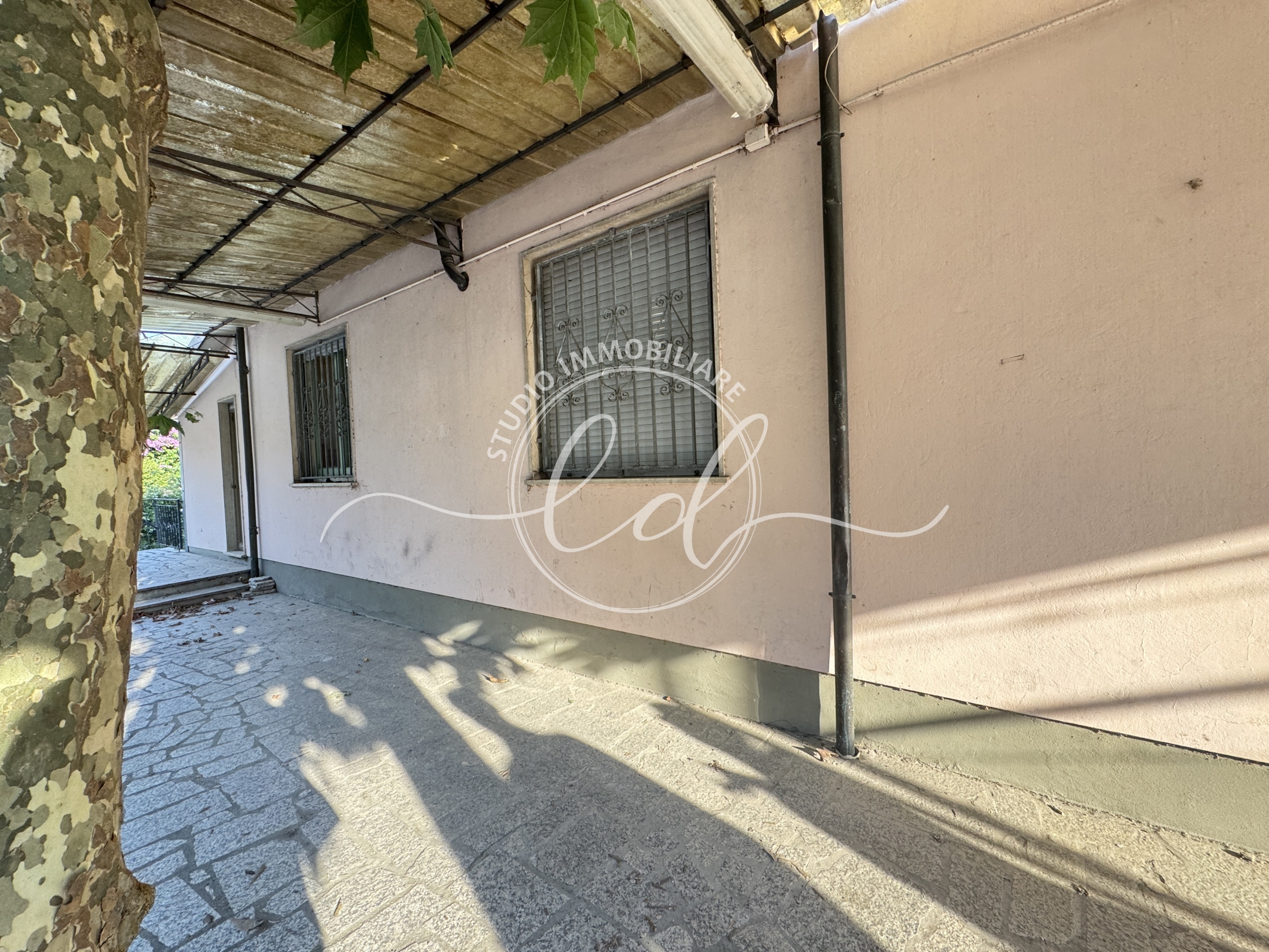 Immagine 4 di Locale commerciale in vendita  a Montignoso