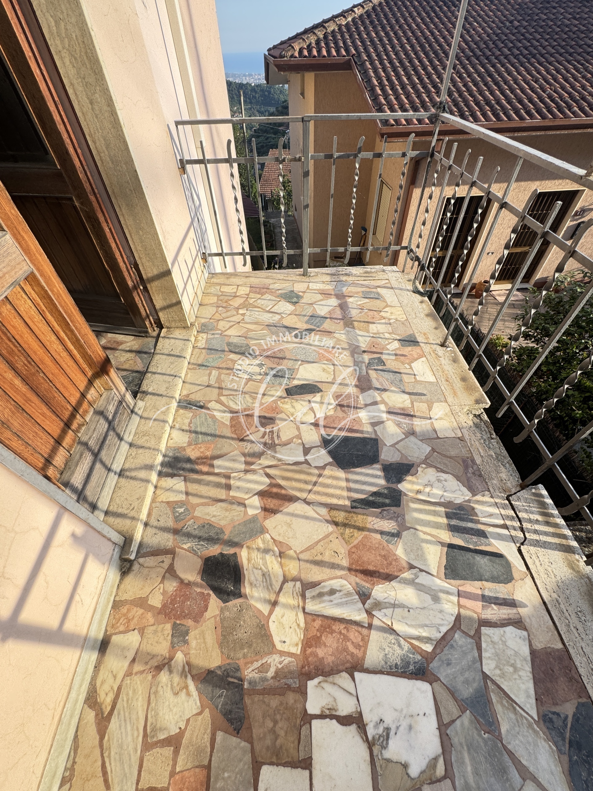 Immagine 8 di Locale commerciale in vendita  a Montignoso