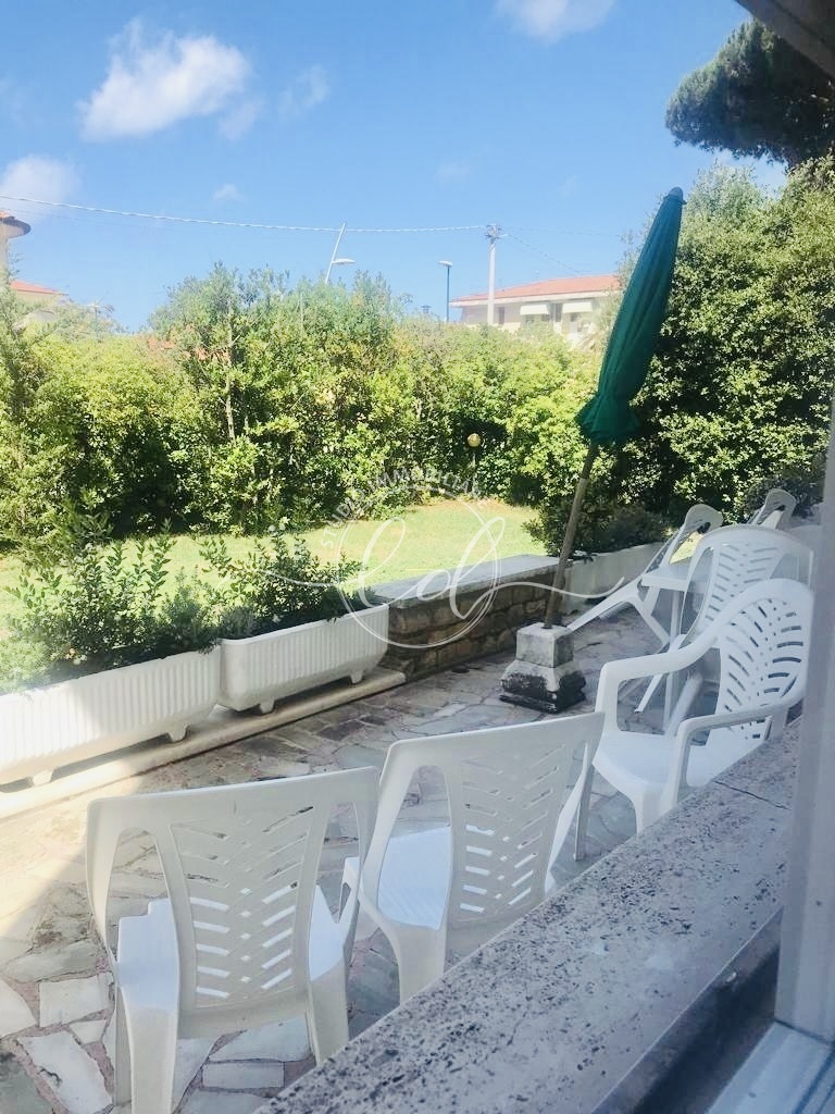 Immagine 5 di Villa in affitto  a Camaiore