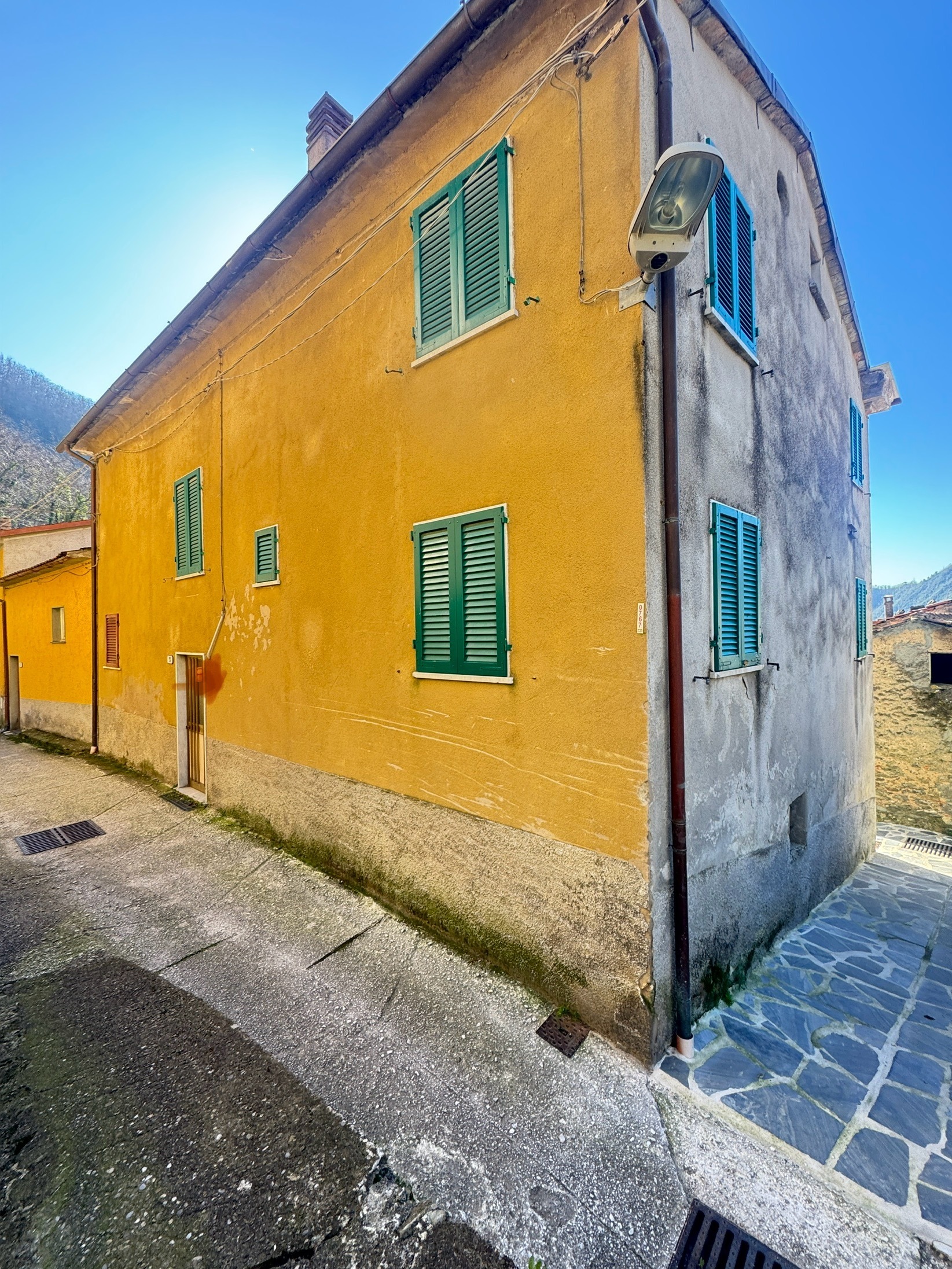 Immagine 1 di Porzione di casa in vendita  a Seravezza