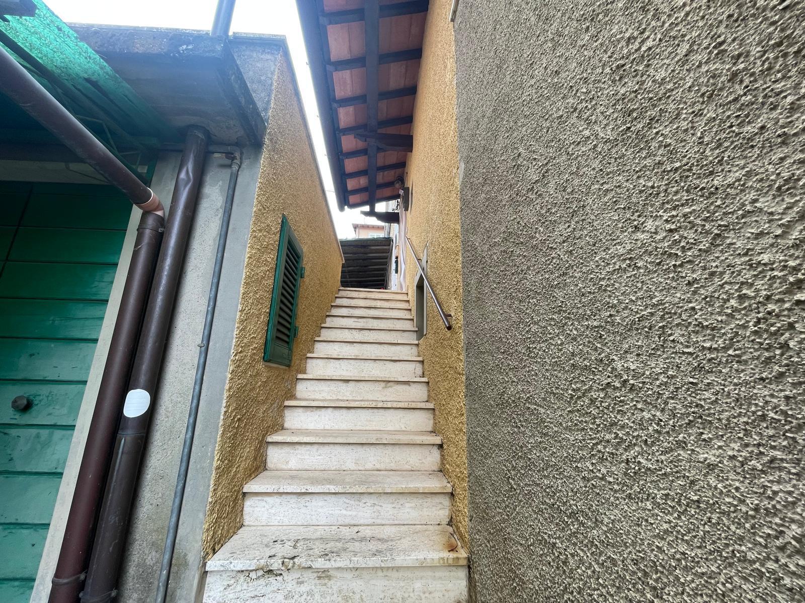 Immagine 66 di Porzione di casa in vendita  a Pietrasanta