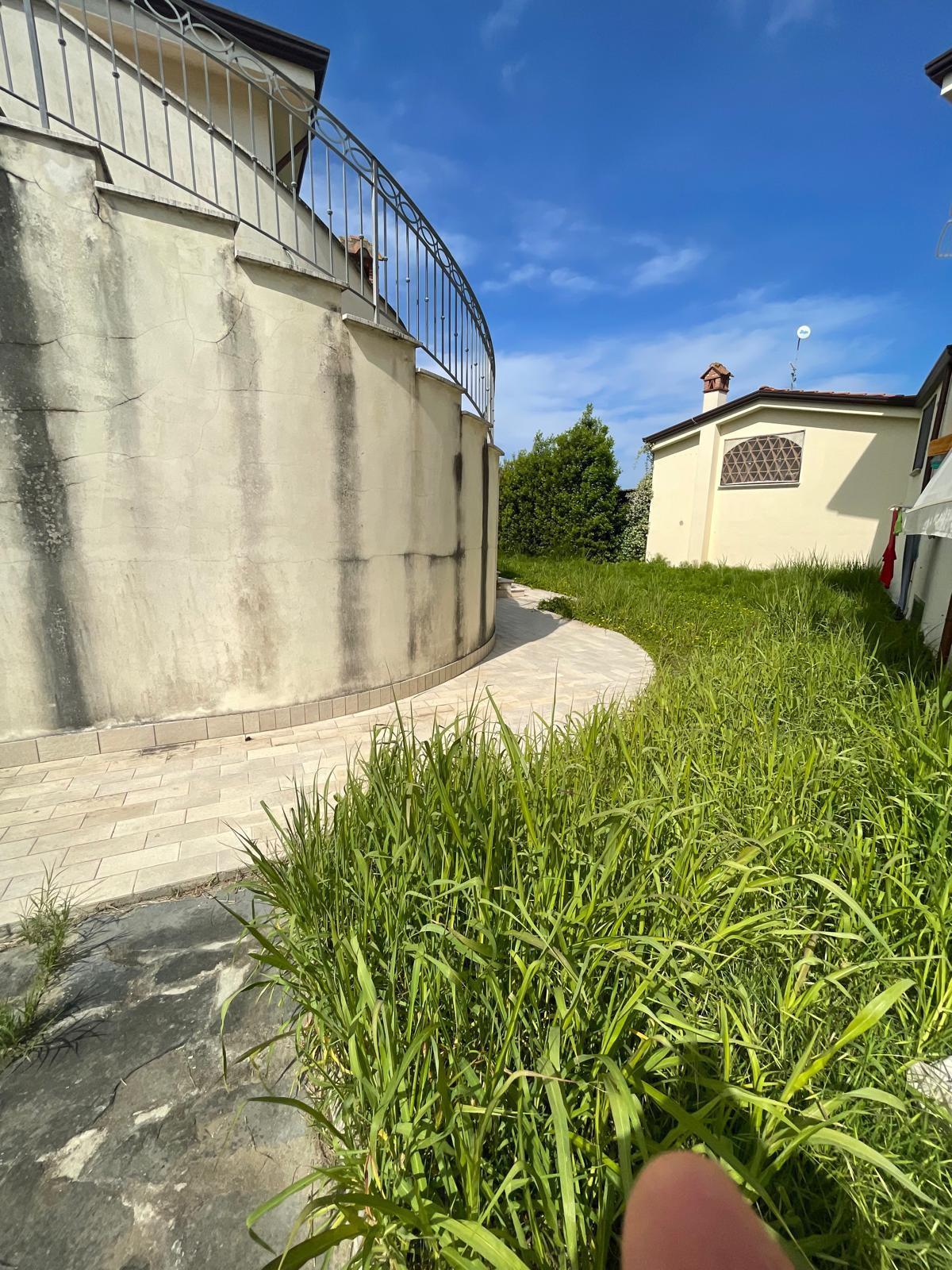 Immagine 11 di Villa in vendita  a Camaiore