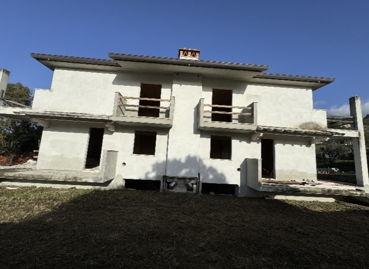 Immagine 3 di Porzione di casa in vendita  a Camaiore