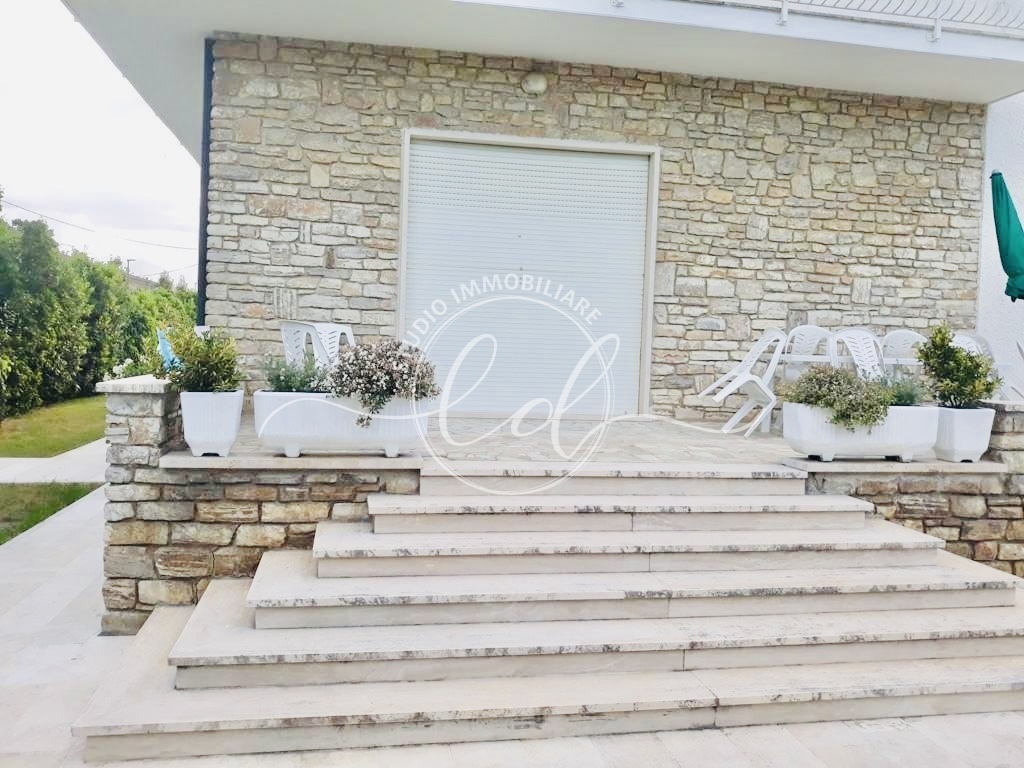 Immagine 3 di Villa in affitto  a Camaiore