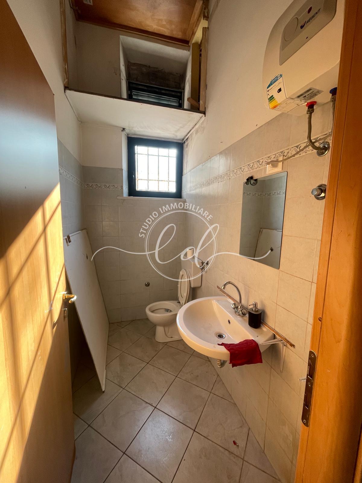 Immagine 6 di Capannone industriale in vendita  a Pietrasanta