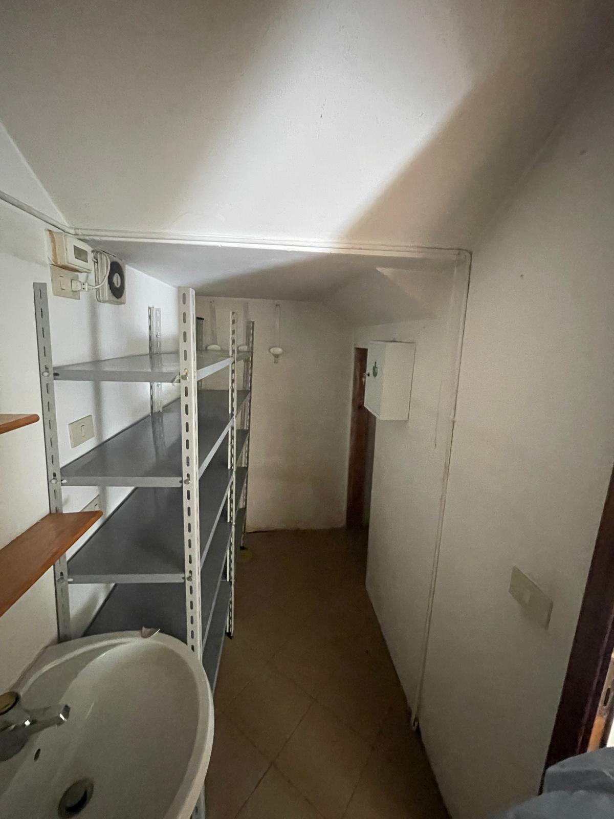 Immagine 8 di Capannone industriale in affitto  a Camaiore