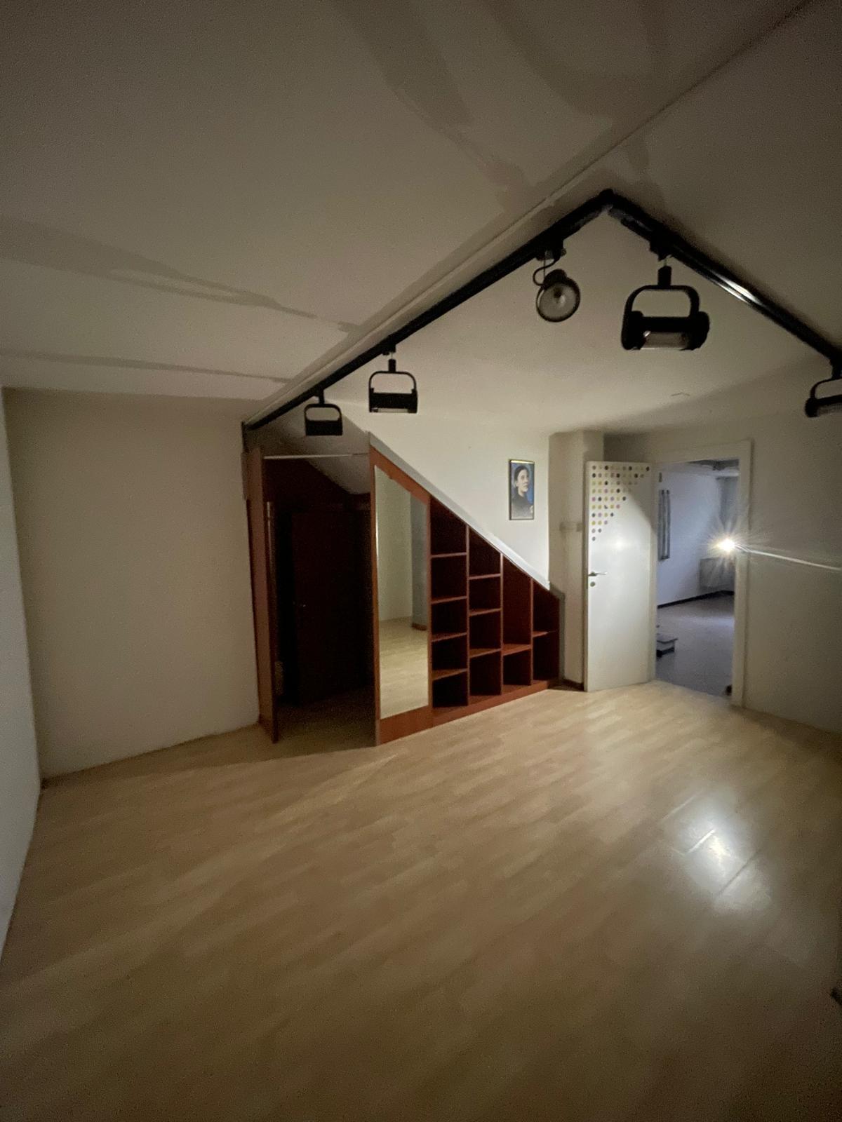 Immagine 13 di Capannone industriale in affitto  a Camaiore