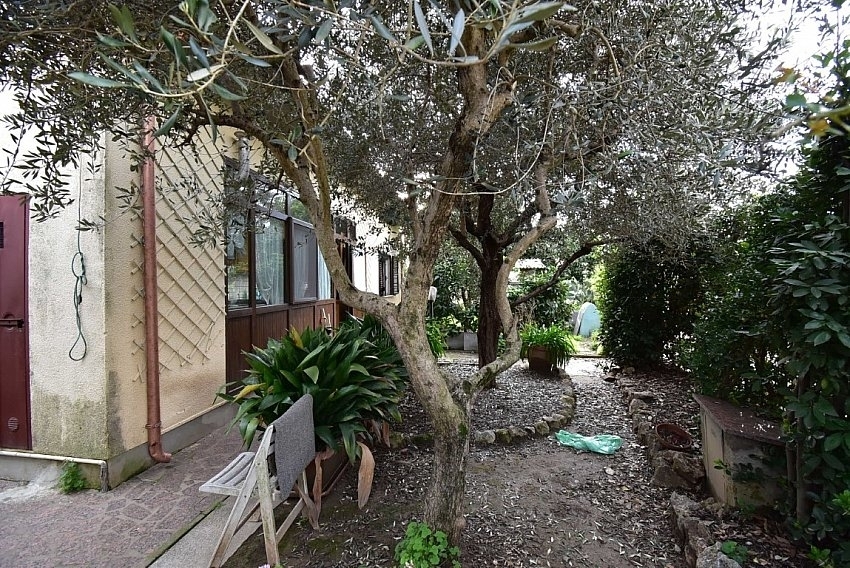 Immagine 4 di Casa indipendente in vendita  a Pietrasanta