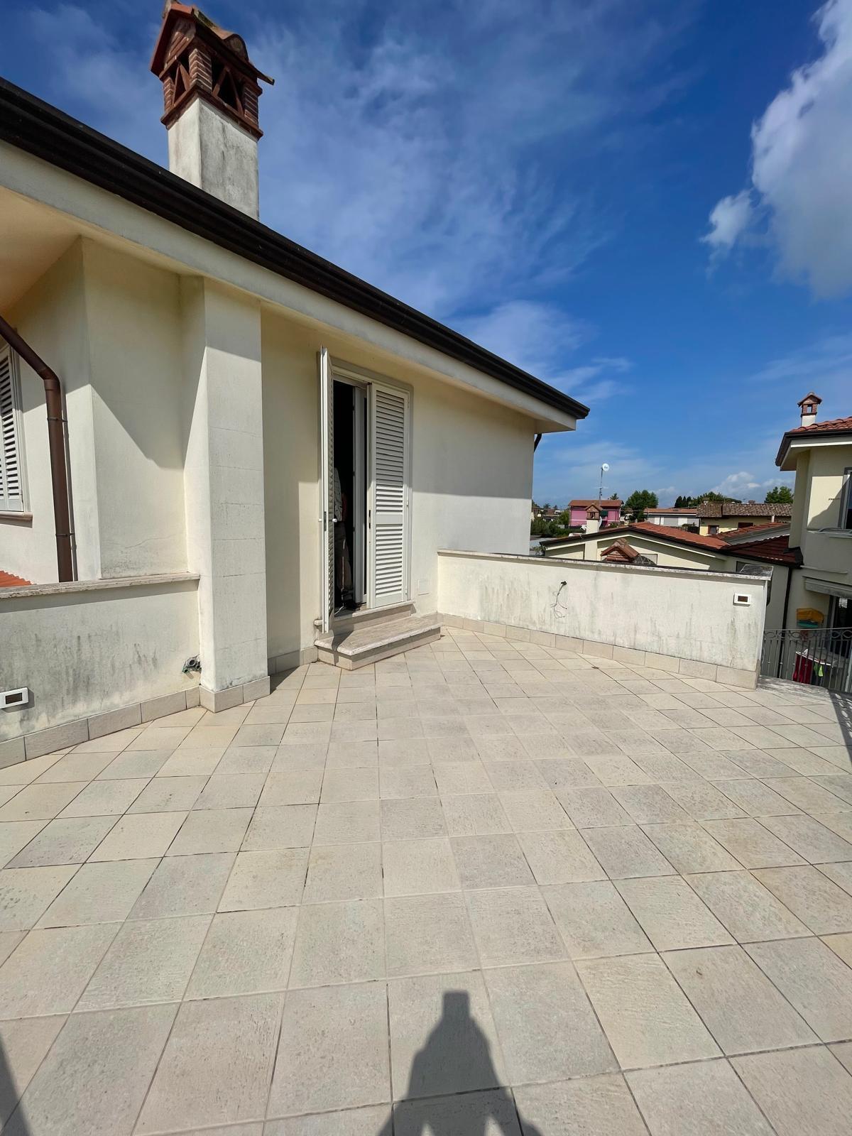 Immagine 61 di Villa in vendita  a Camaiore