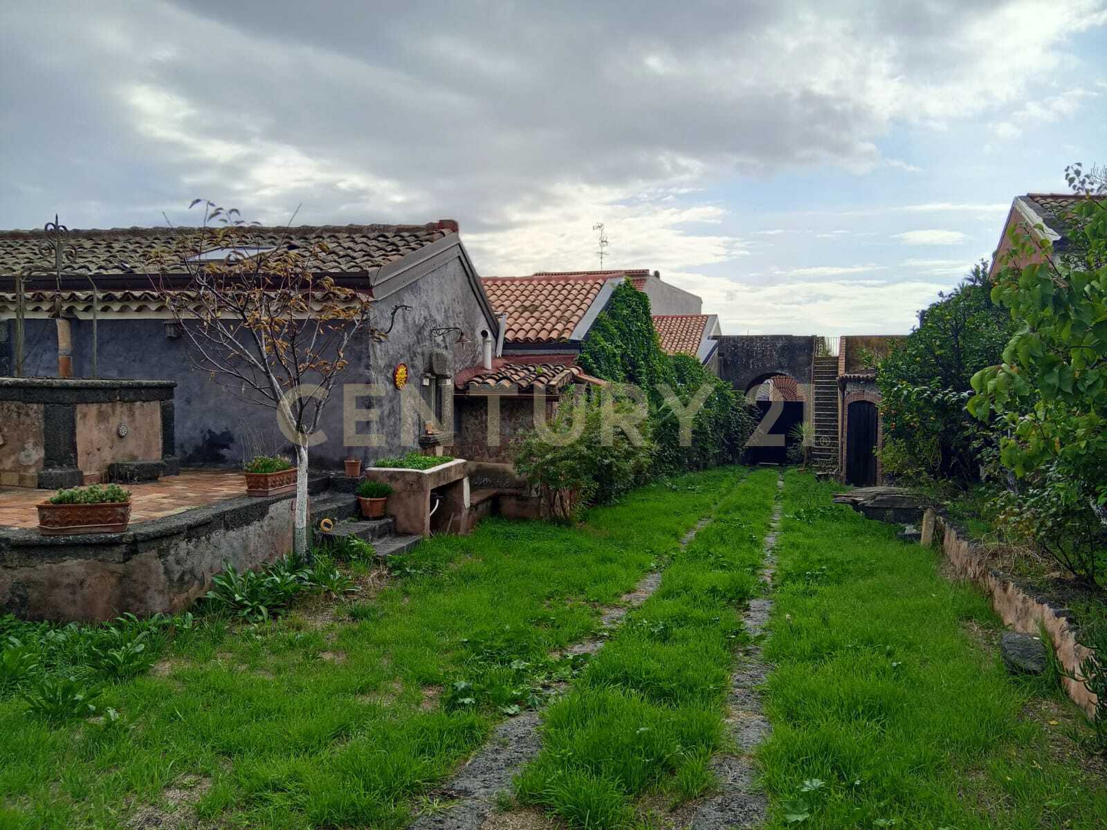 Immagine 84 di Villa in vendita  in Via Calvario 43 a Mascalucia