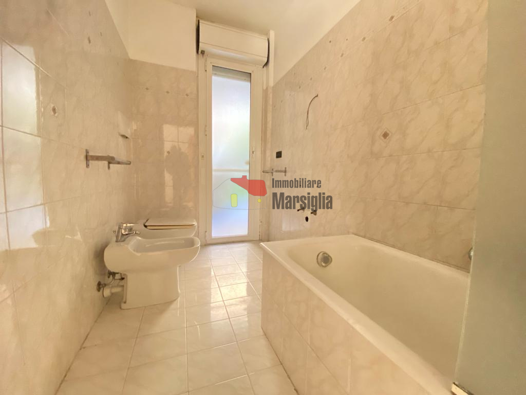 Immagine 16 di Quadrilocale in vendita  in Strada Solaro 88 a San Remo