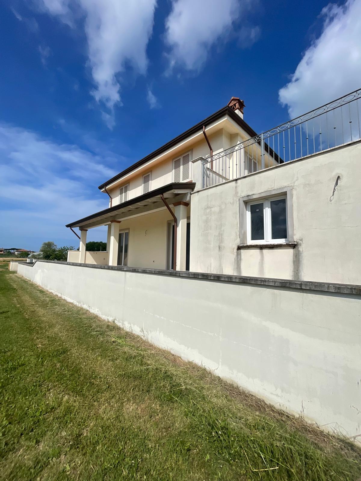 Immagine 6 di Villa in vendita  a Camaiore