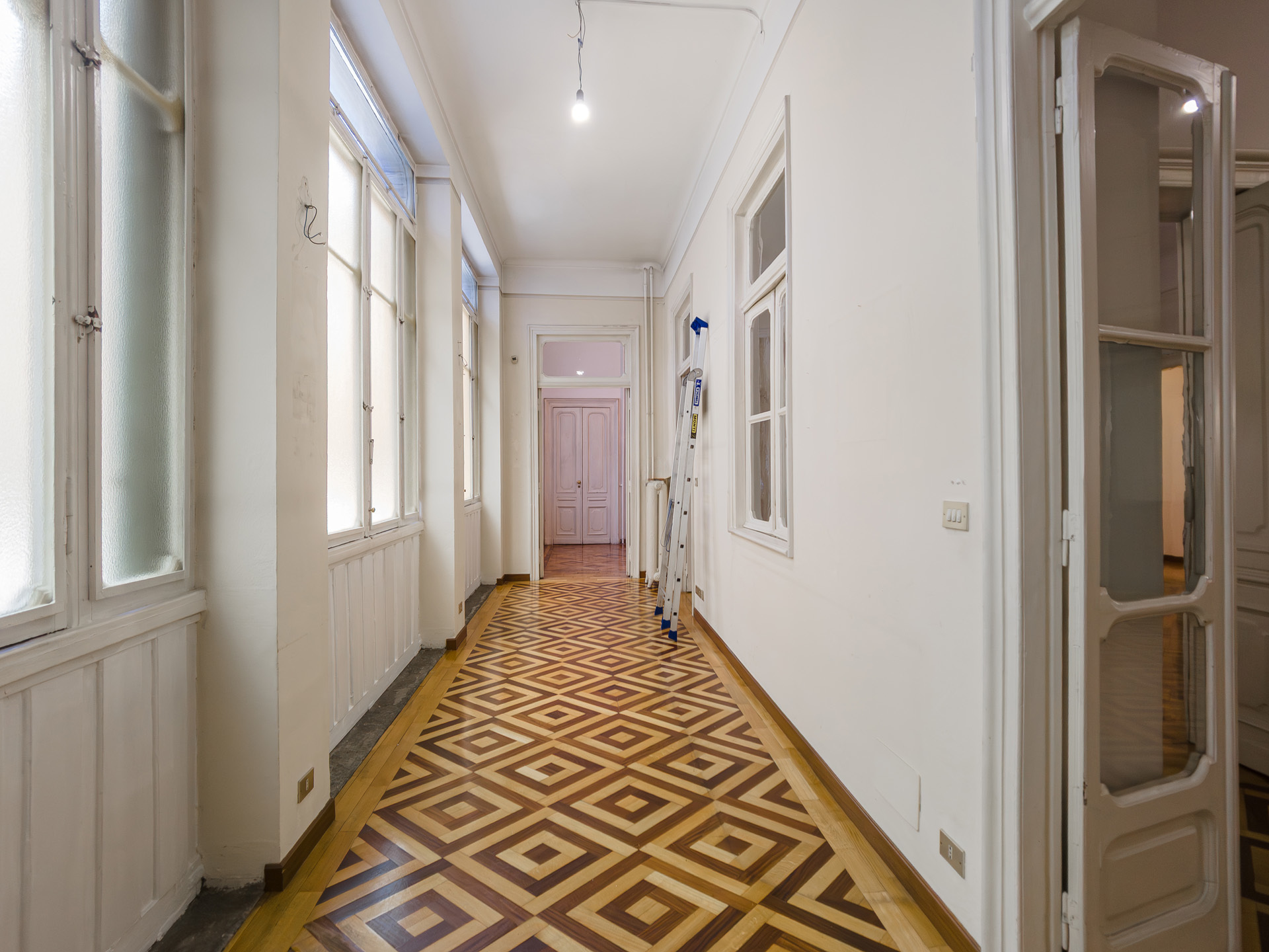 Immagine 11 di Pentalocale in vendita  in Corso Re Umberto a Torino