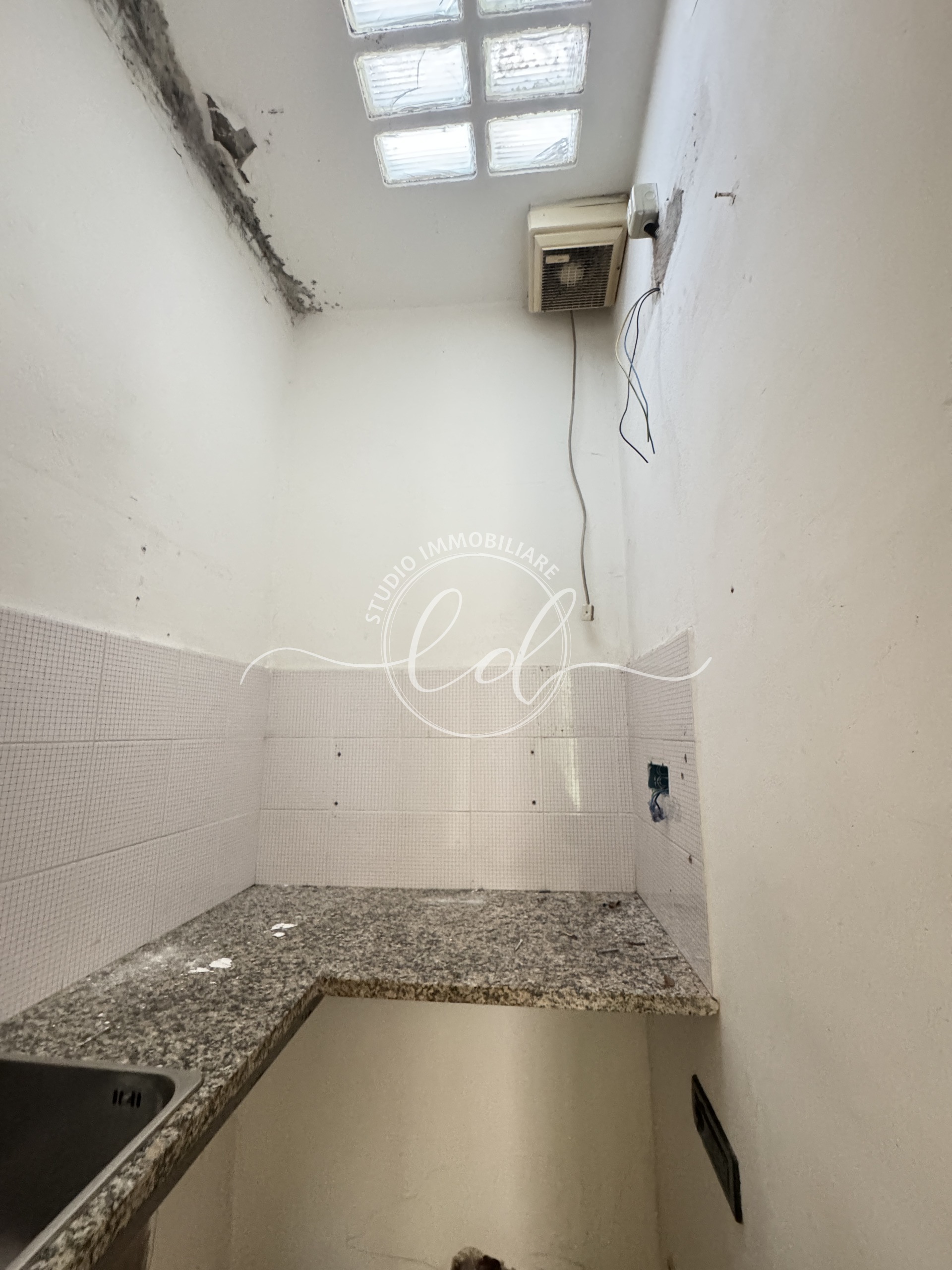 Immagine 15 di Locale commerciale in vendita  a Montignoso