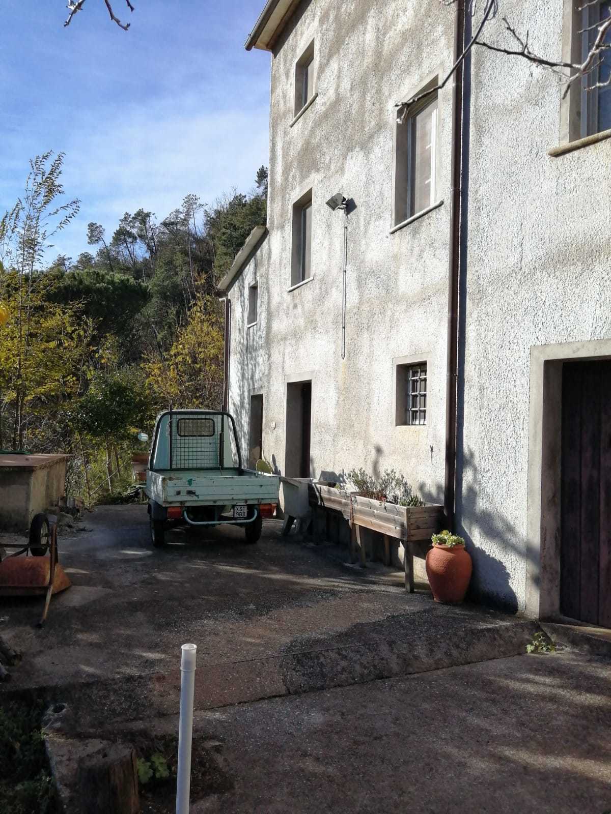 Immagine 2 di Porzione di casa in vendita  a Seravezza