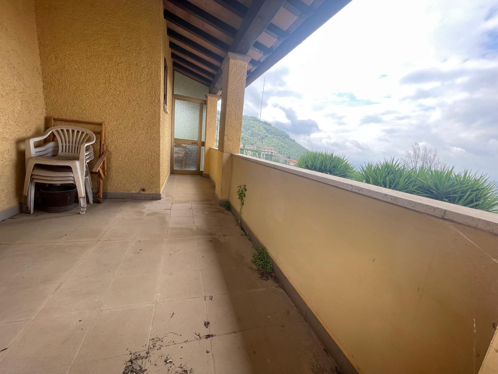 Immagine 32 di Porzione di casa in vendita  a Pietrasanta