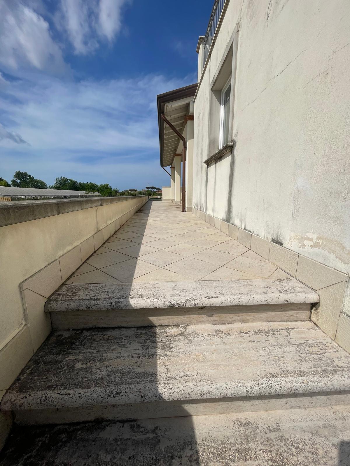 Immagine 9 di Villa in vendita  a Camaiore