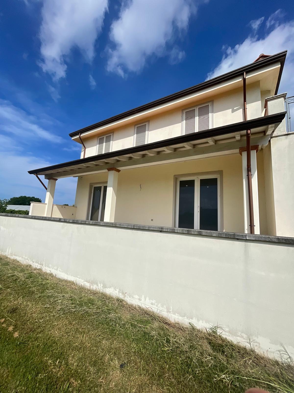 Immagine 7 di Villa in vendita  a Camaiore