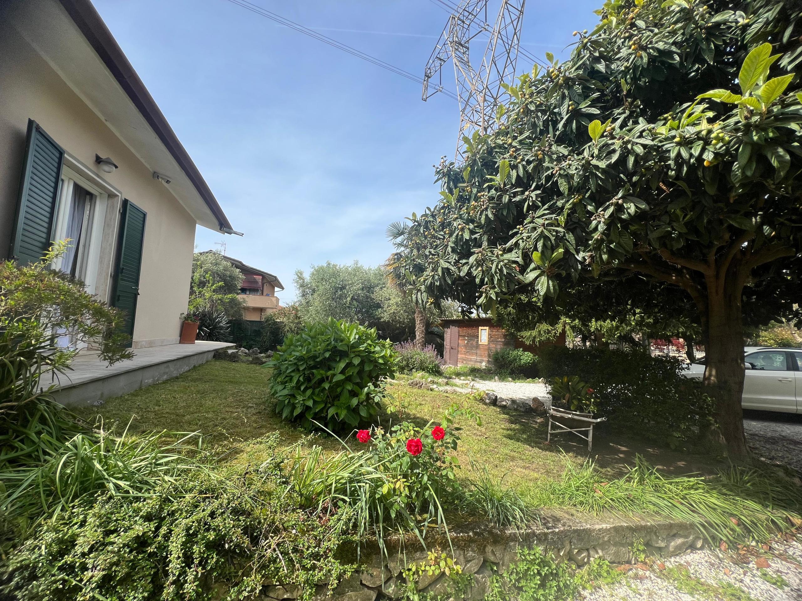 Immagine 3 di Porzione di casa in affitto  a Seravezza