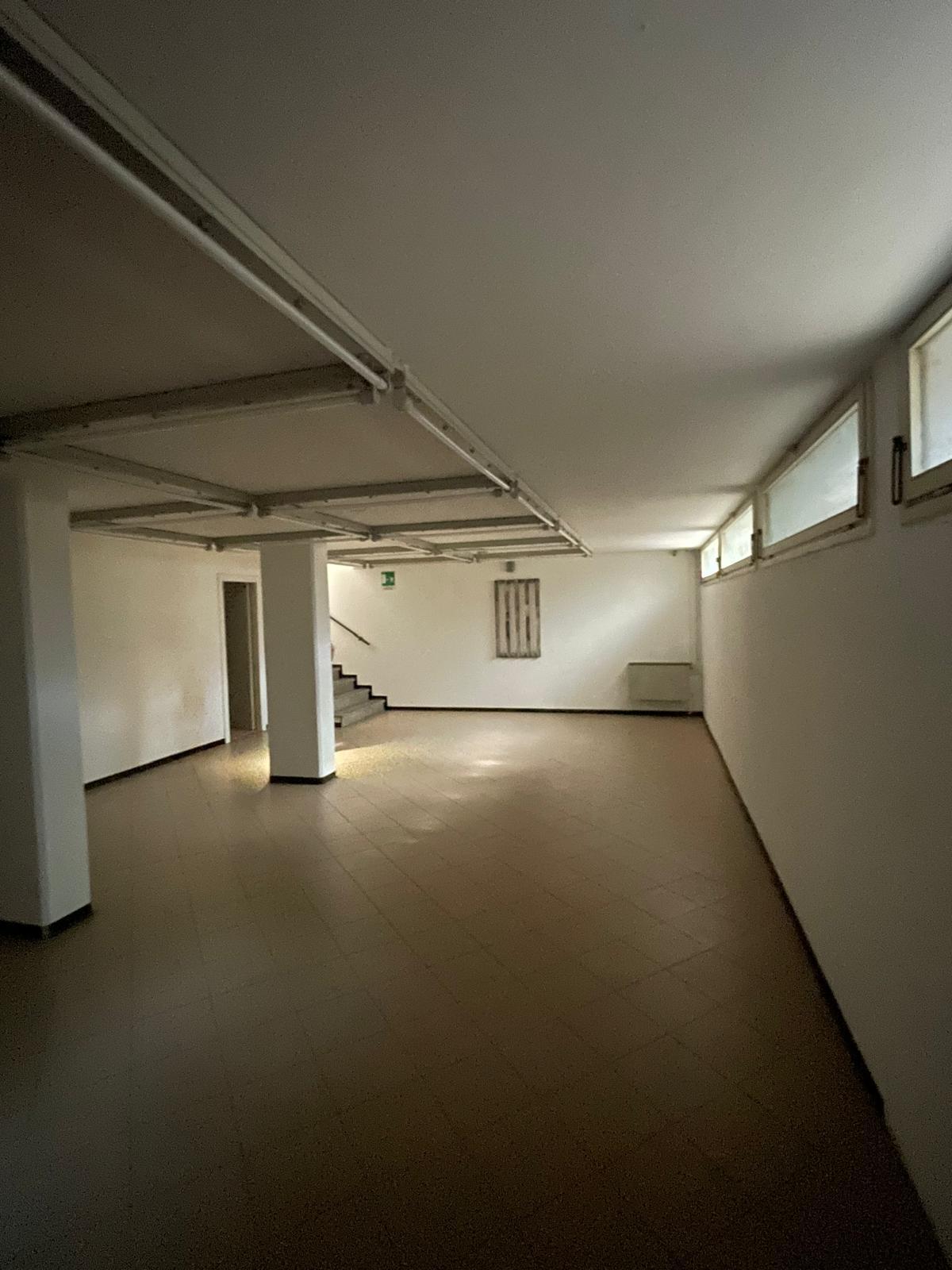 Immagine 11 di Capannone industriale in affitto  a Camaiore